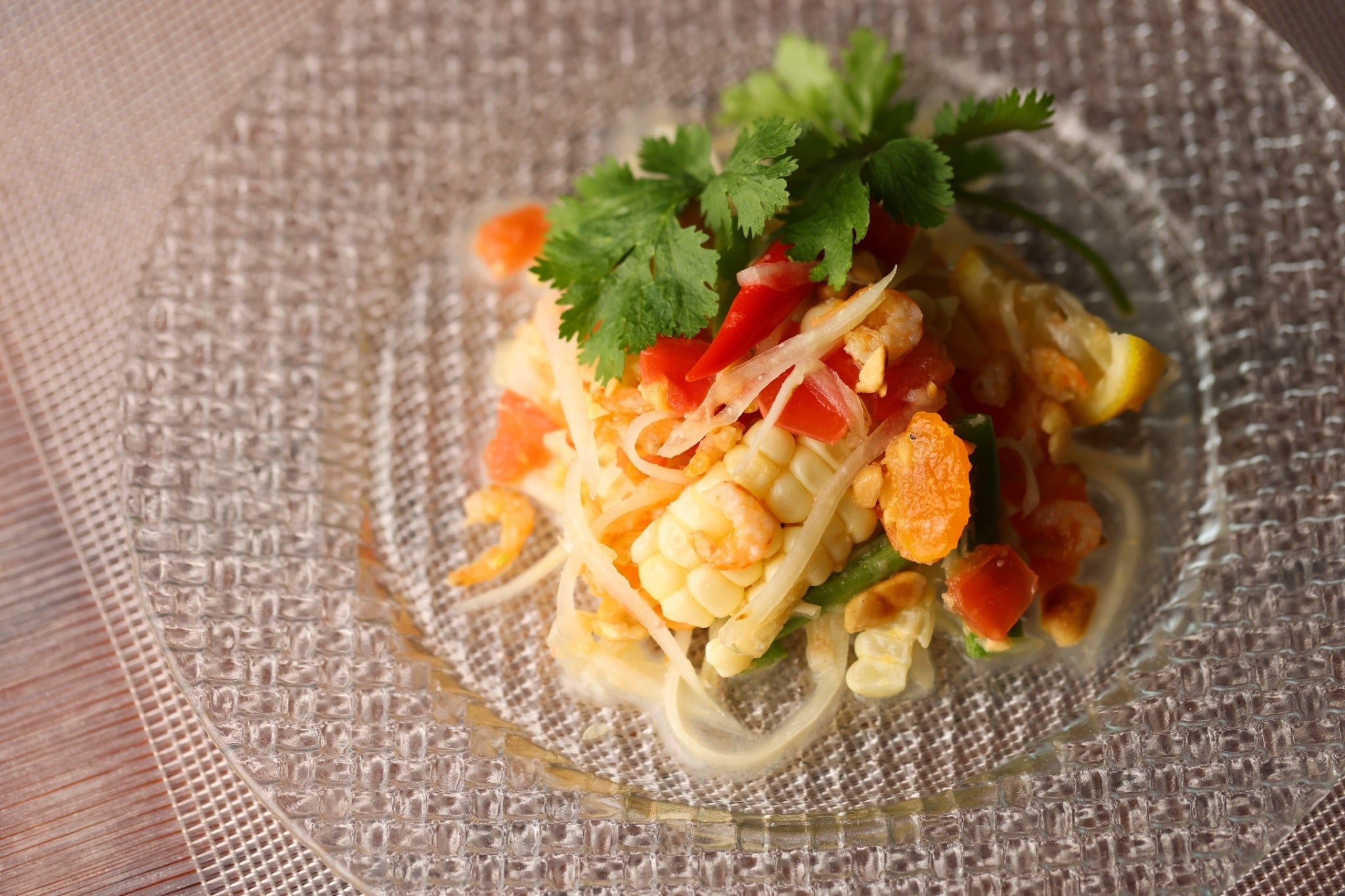 塩麴卵黄、醗酵トマトとロイシーコーン、青パパイヤのサラダ　1,800円