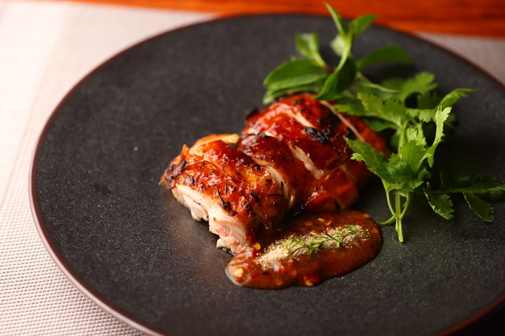 赤鶏さつまのハーブ焼き　タマリンドソース　2,500円