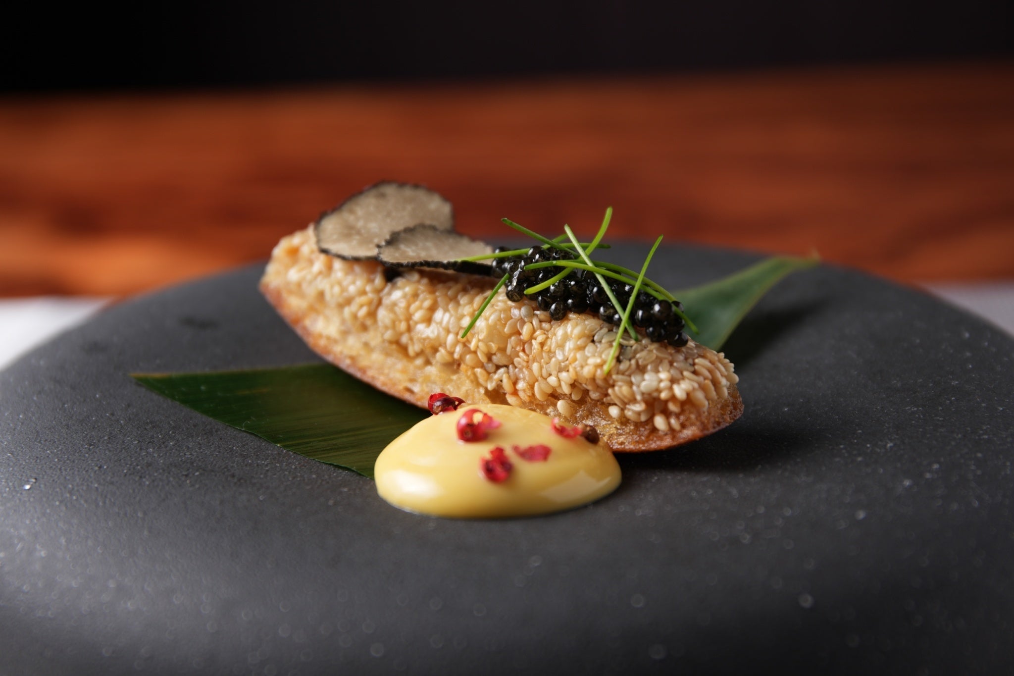 天使のえびとトリュフのシュリンプトースト　キャビア　マンゴーマヨネーズソース　