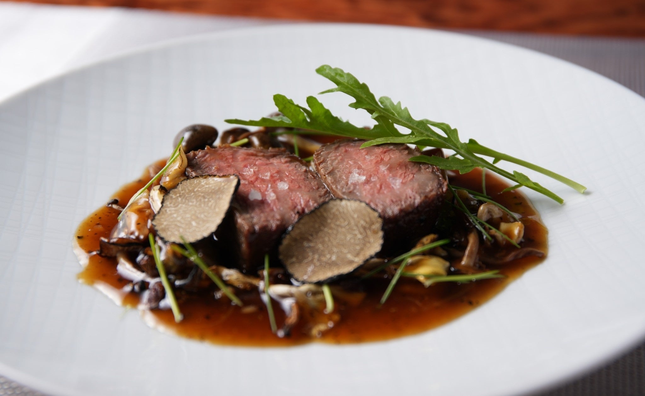 黒毛和牛イチボのロースト　醗酵キノコ　トリュフ　ココナッツシュガーのガストリック黒胡椒ソース