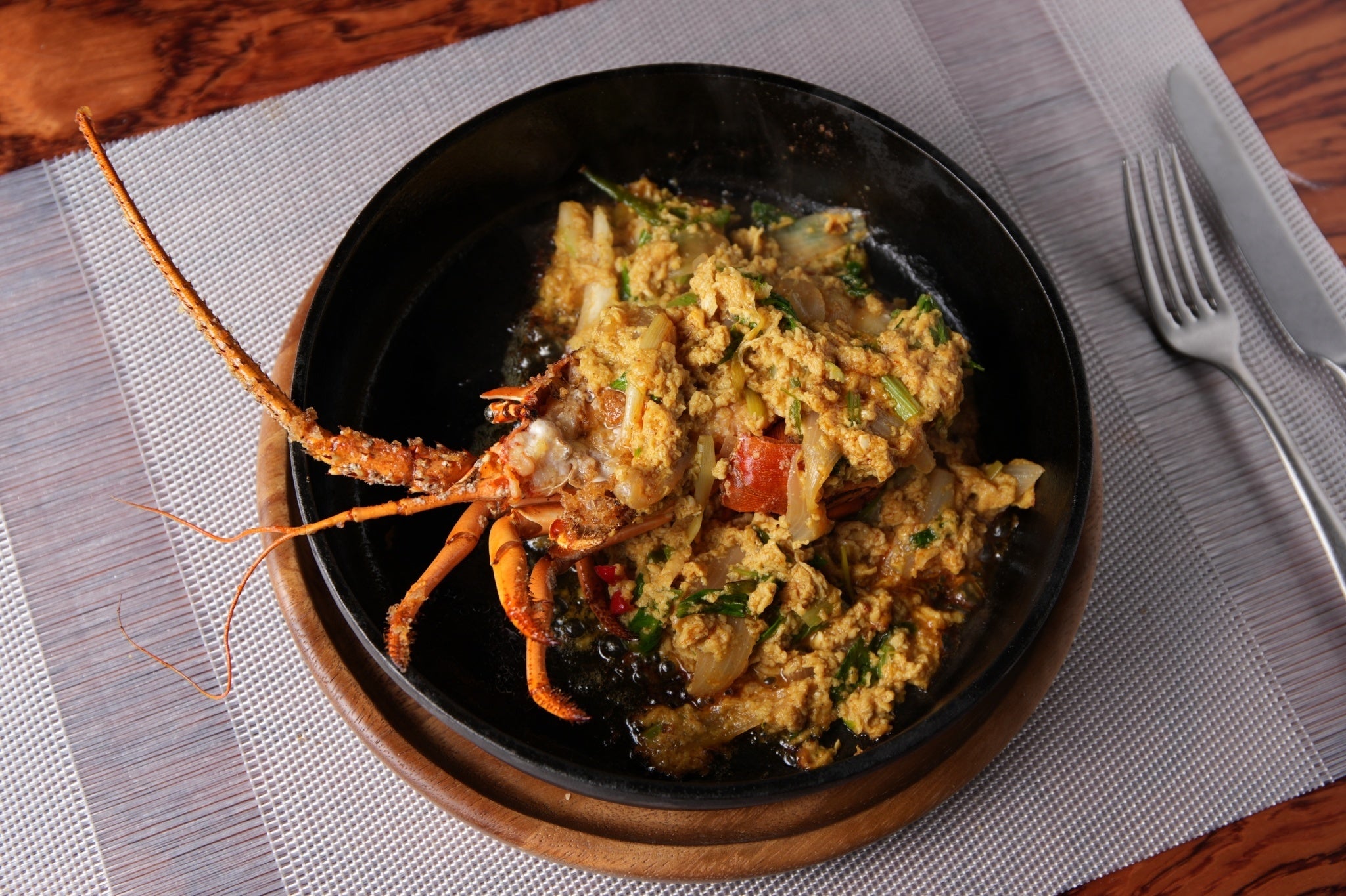 国産伊勢海老　鉄鍋カレー卵炒め（半身150ｇ）