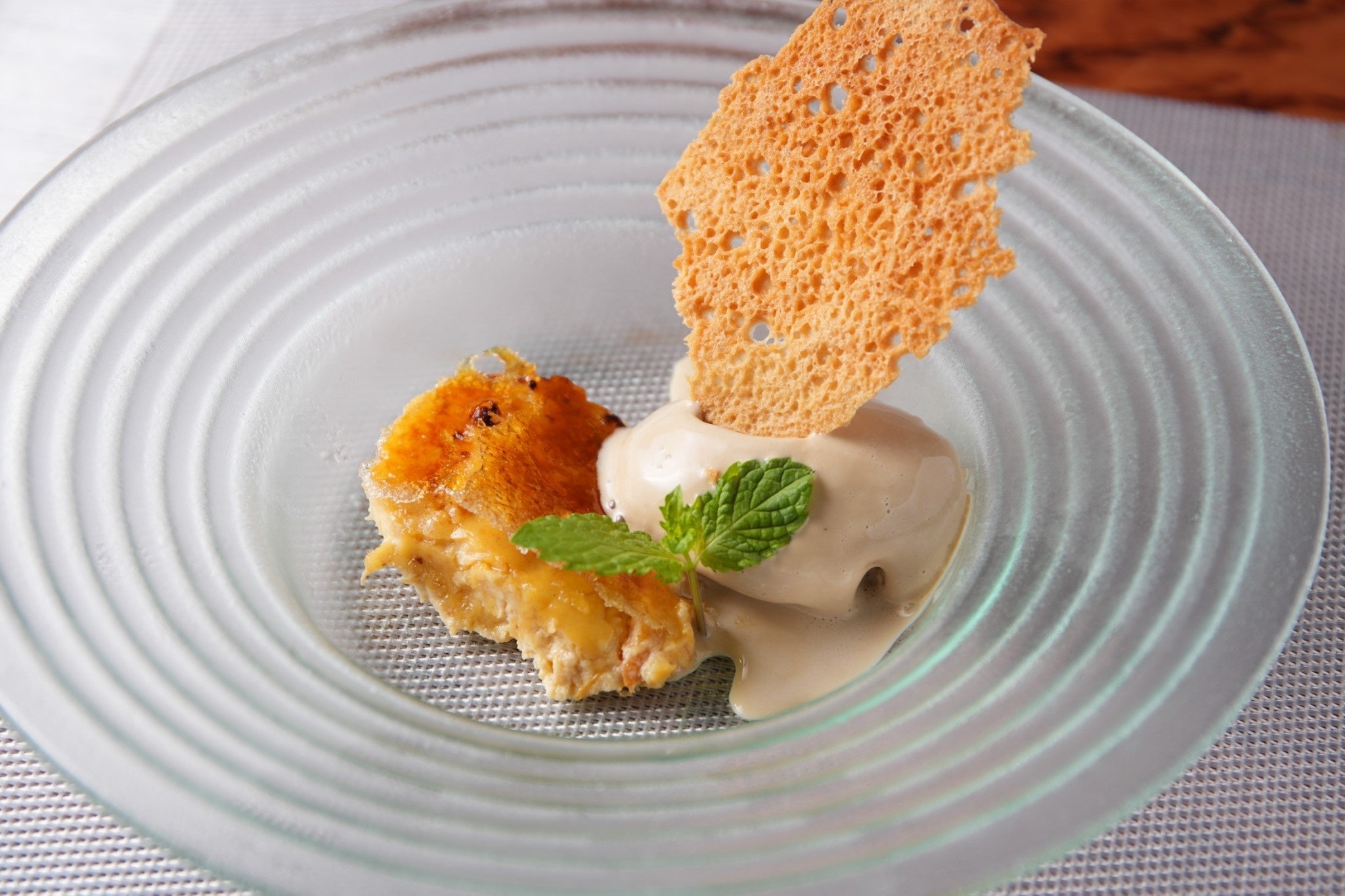 柿とココナッツのブリュレ 液体窒素を使った黒ビールバニラアイス　ココナッツチュイール（「石」、「花」コースより