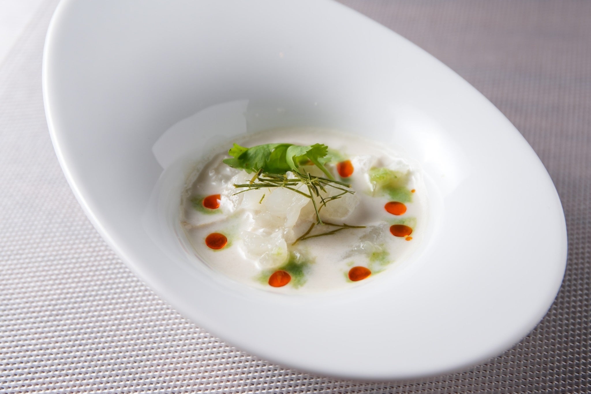 川俣シャモと蕪の擦り流しハーブスープ　トムカーガイ　馬告