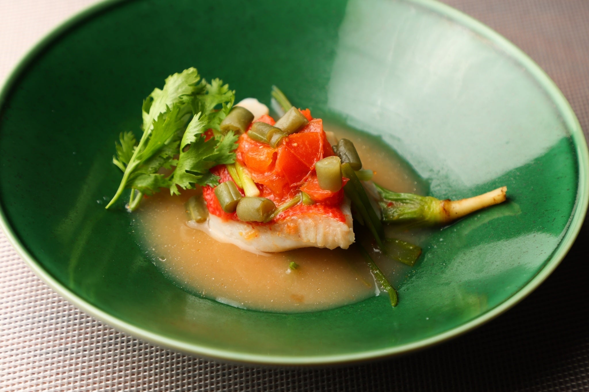 金目鯛　スチーム　醗酵トマトと醗酵いんげんのライムソース　（「石」コースより）