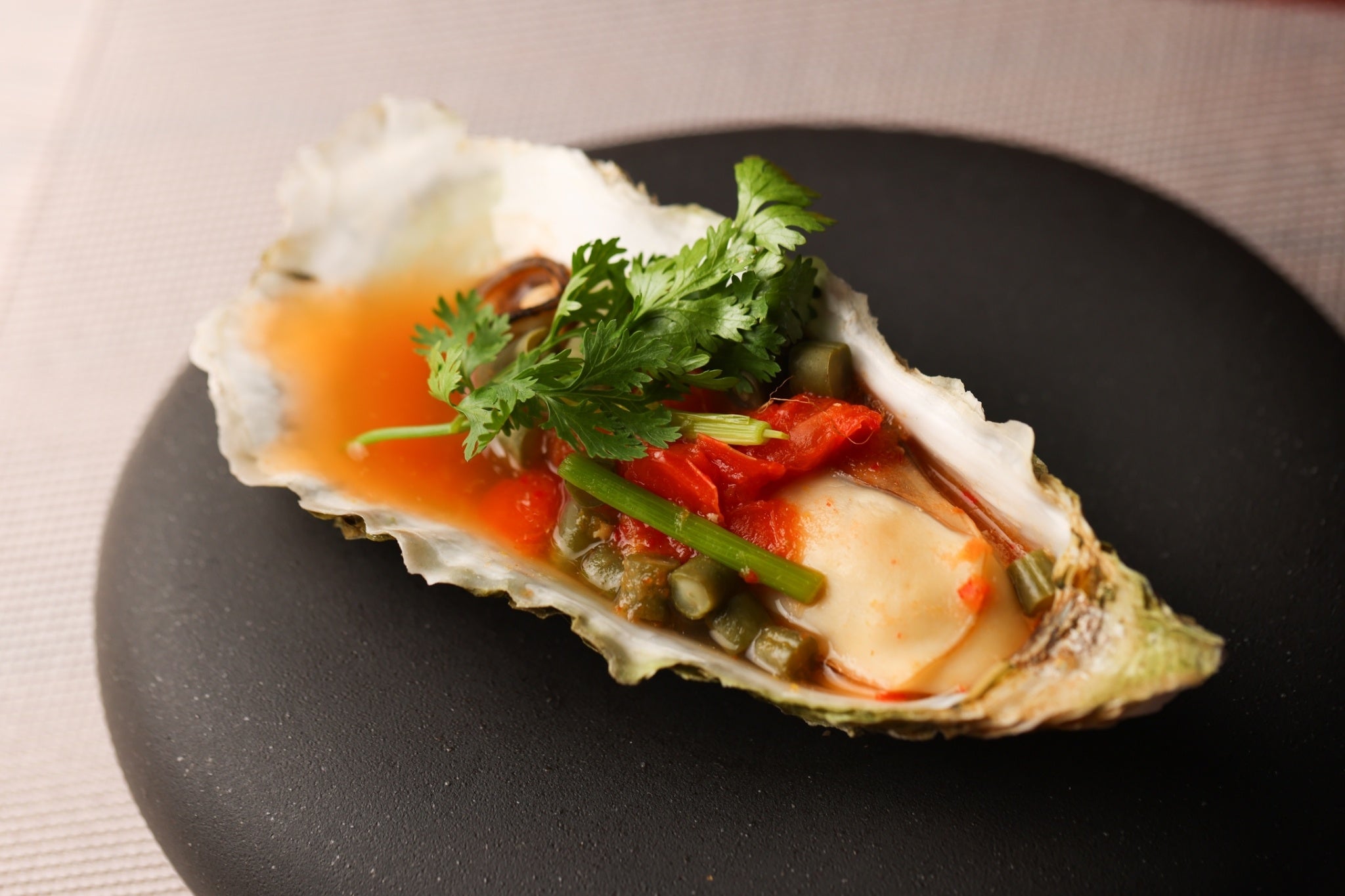 68℃調理　冷製牡蠣　醗酵トマトのライムソース