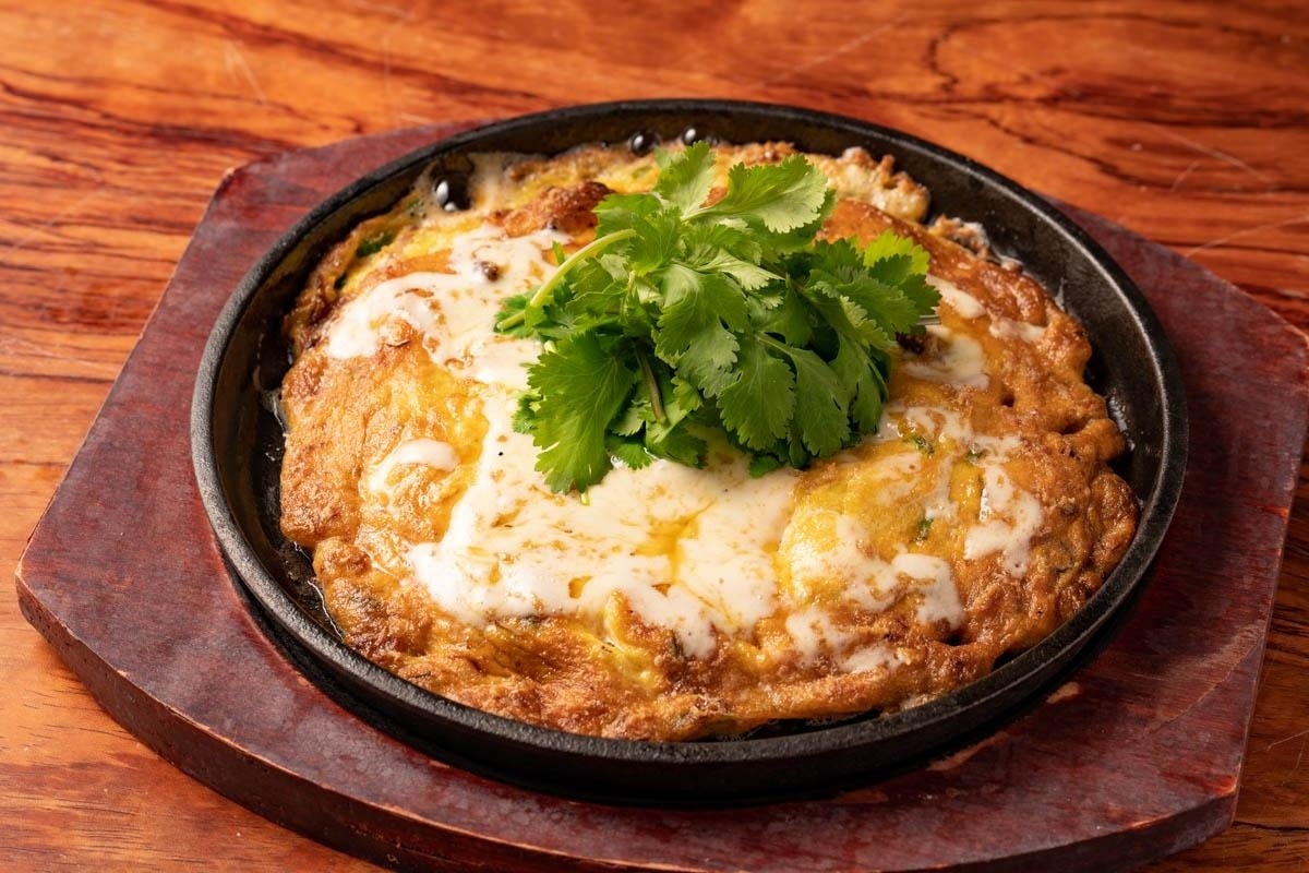パクチーとチーズのタイ式鉄鍋オムレツ ~カイジャオ・パクチー~