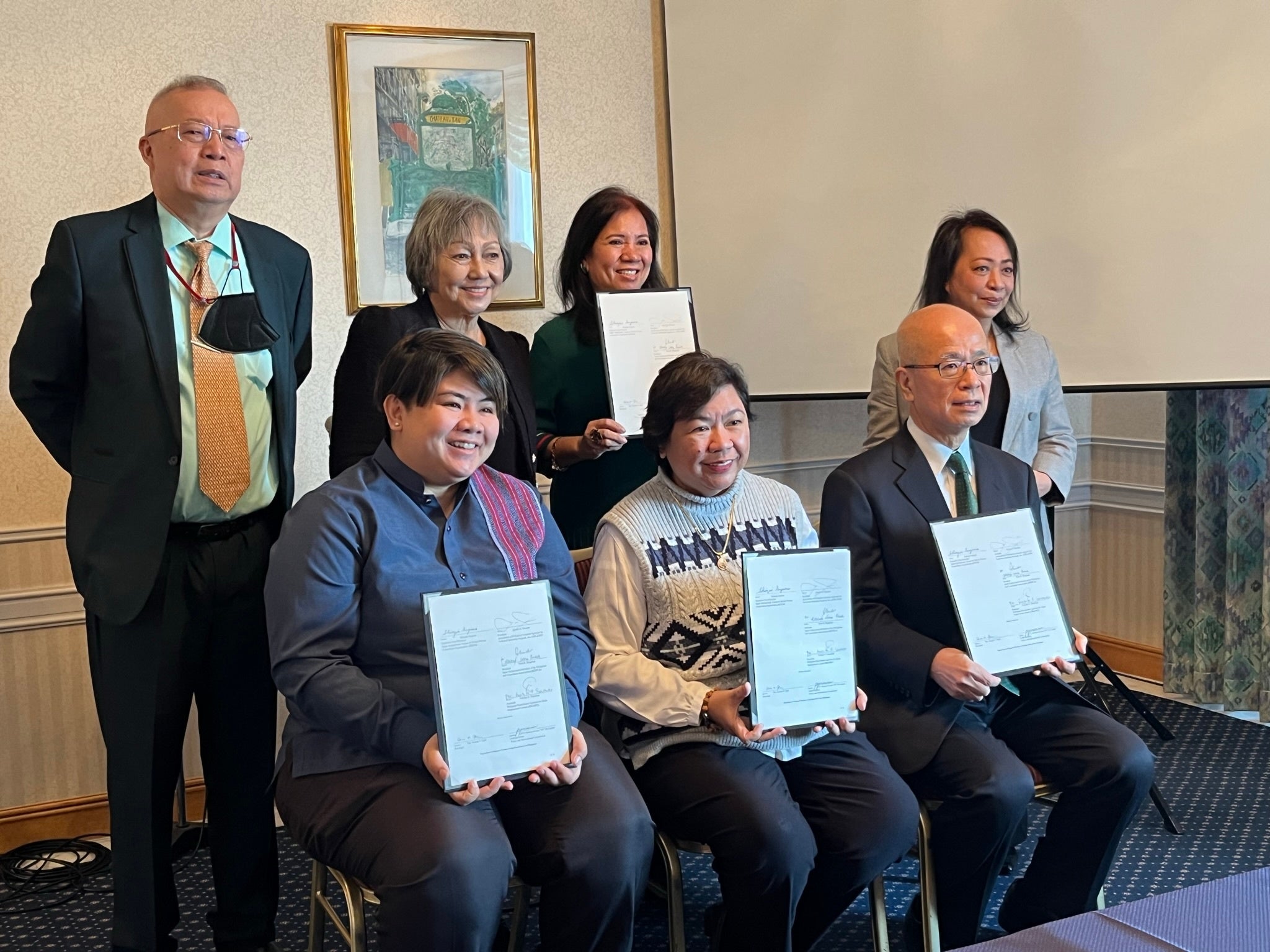  調印式後に記念撮影するオプレ大臣（前列中央）とJITCOの杉浦信平専務理事（前列右）