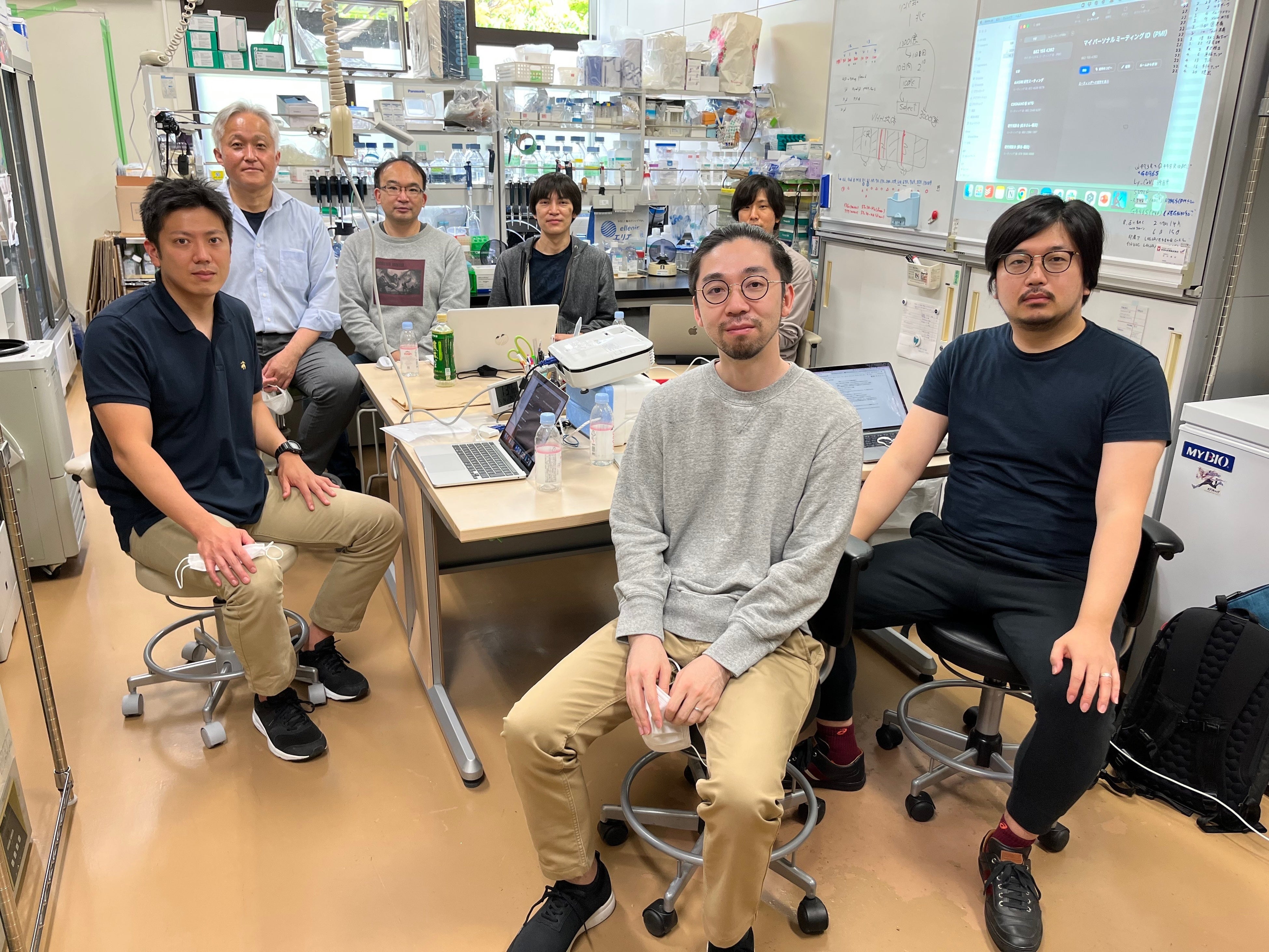 京都のバイオラボでのバイオマンとエンジニアの作戦会議風景