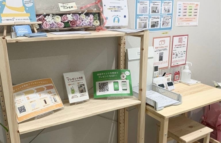 明るく清潔な店内