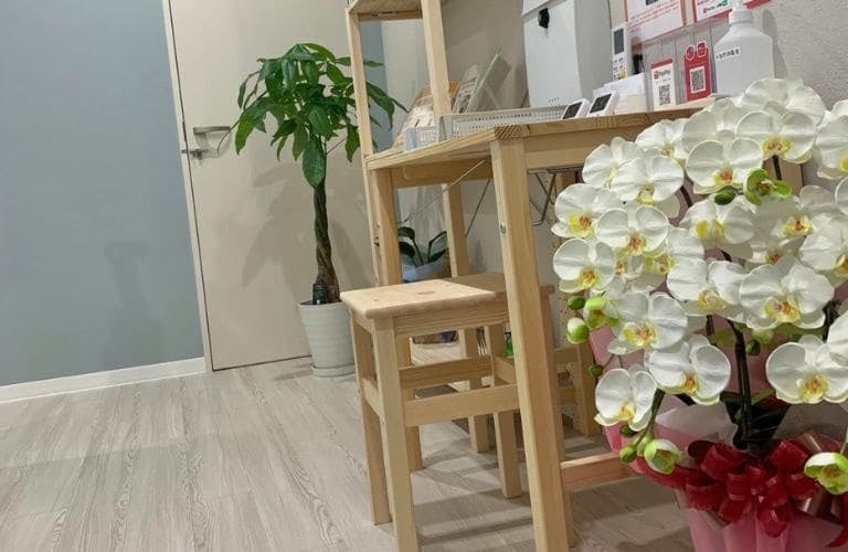 明るく清潔な店内