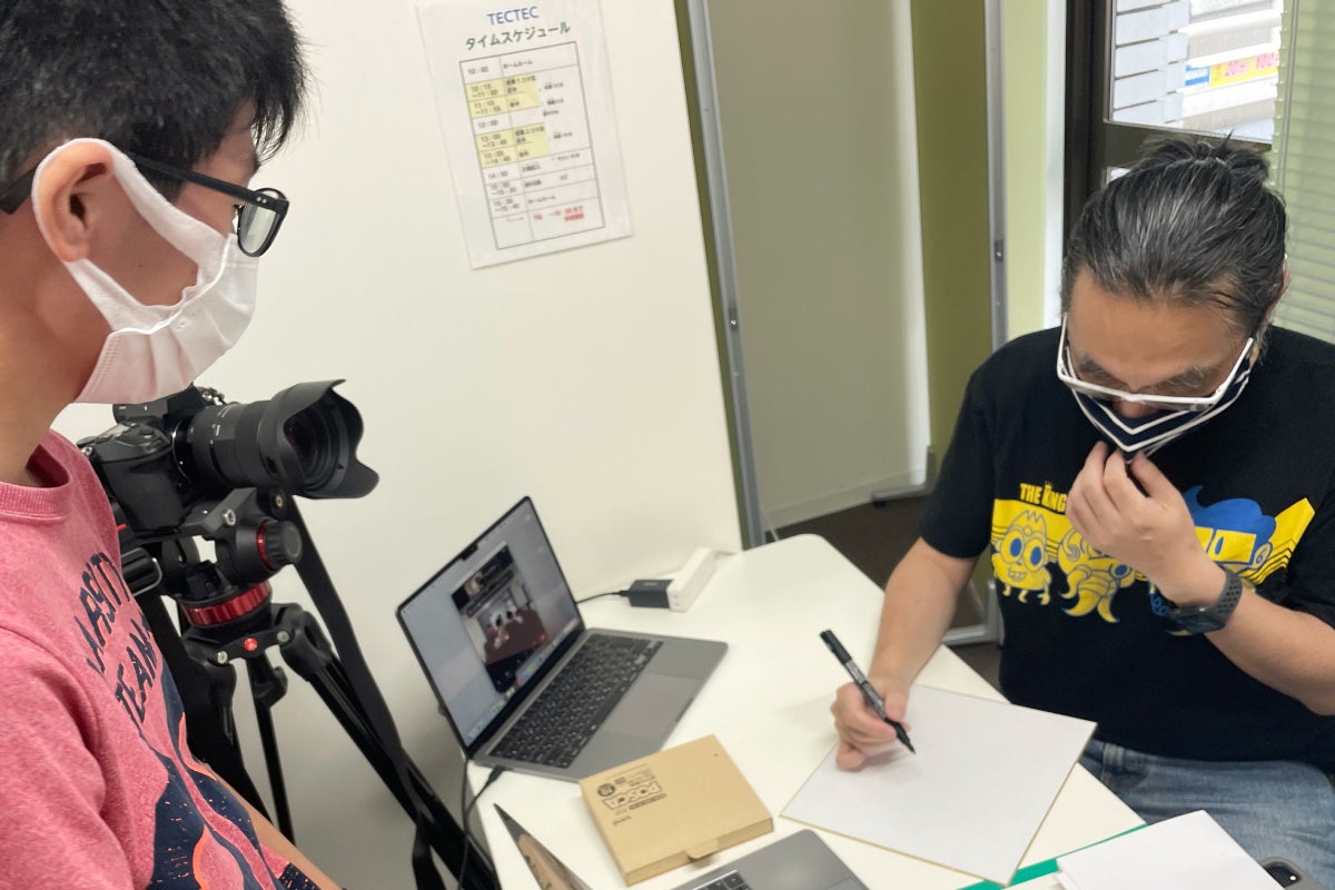 学生の似顔絵を即席で書く今村孝矢さん