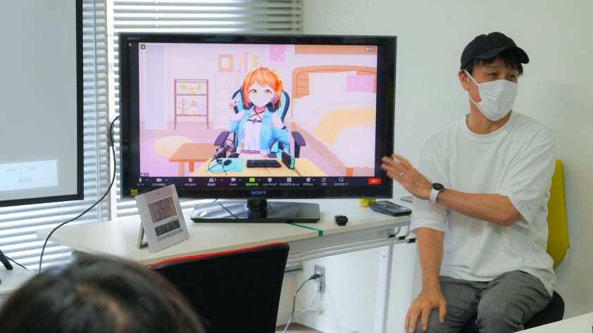 講義の司会進行を行うVライバーのイブちゃんと足立靖 氏