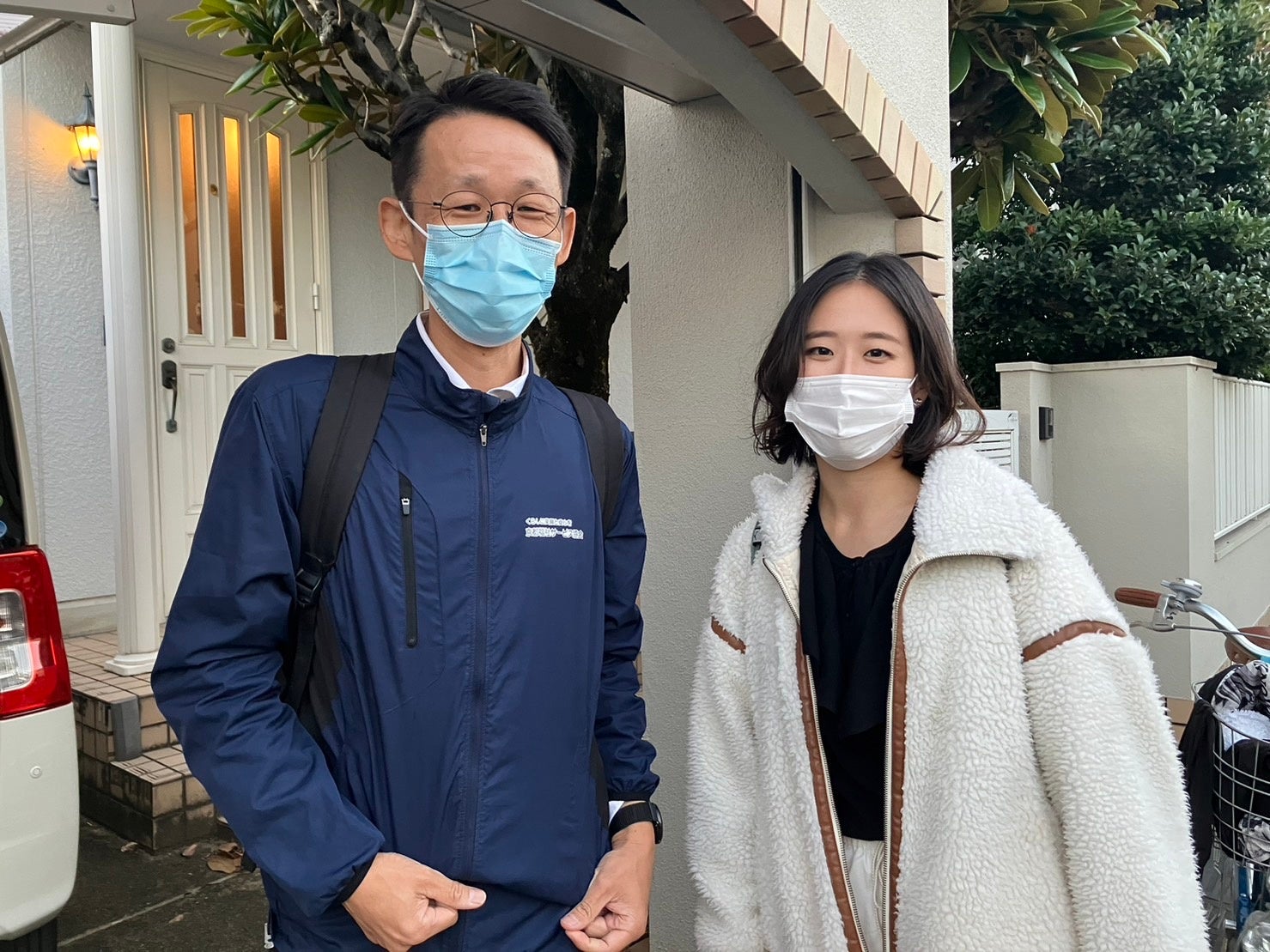 高齢者のもとへ向かう学生とヘルパー