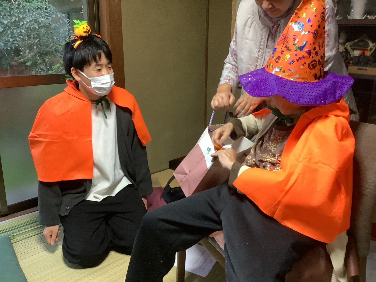 お菓子交換を楽しむ