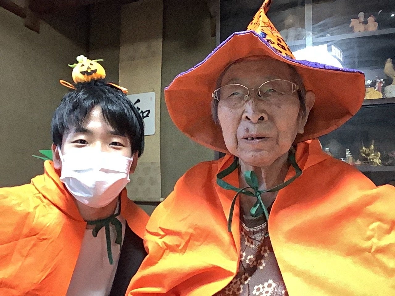 仮装を一緒に楽しむ学生と高齢者