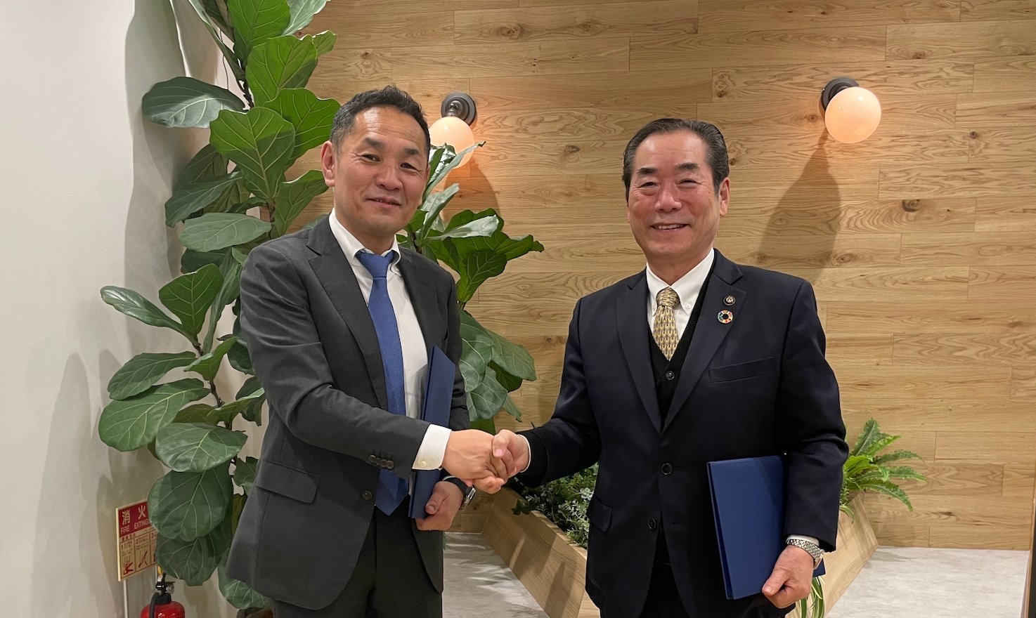 2月16日、東京都・渋谷区のシンクロ・フード東京本社にて締結調印式が行われました。シンクロ・フード 藤代社長（左）、壱岐市・白川市長（右）