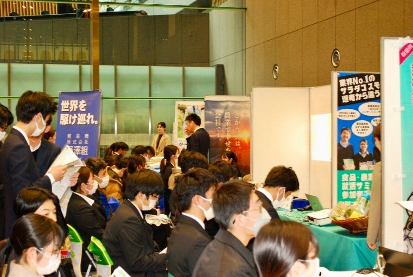 企業出展ブースでは熱心に説明を聞く学生の姿が多くみられた