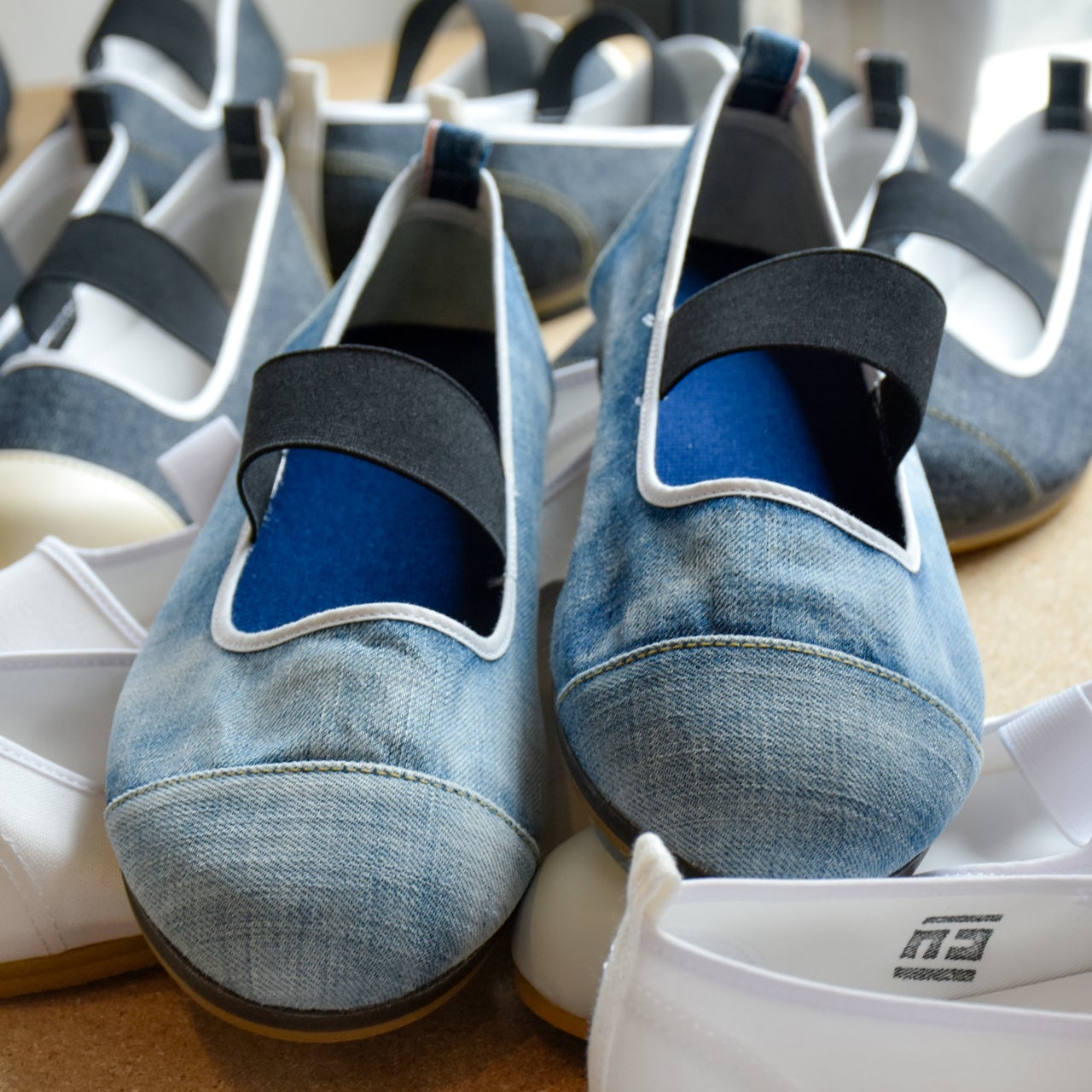ジーンズストリート出店に合わせて、特別にデニムを使った上履きも登場
