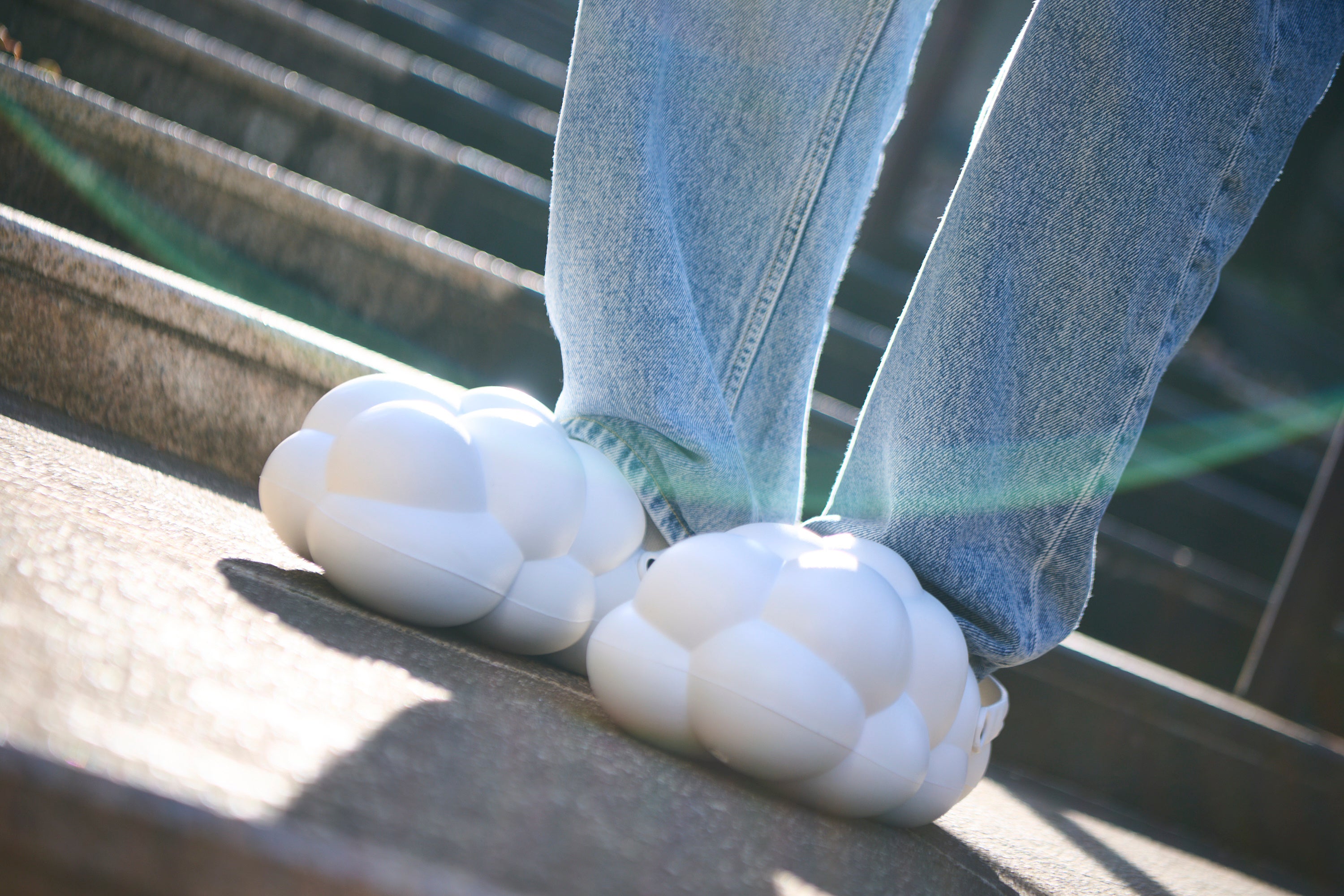 履くだけで、雲のうえの人になれる靴「クモックツ」が応援購入