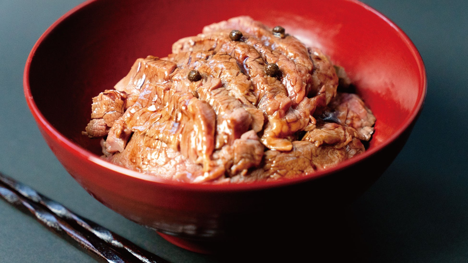 <神戸牛ダイア>日本橋 厚切り神戸牛こくまろ牛丼 シャトーブリアン (120g) 28,600円 漆器:<黒江屋>地の粉大椀 古代朱  箸:<川上商店>江戸唐木箸 漆けずり鉄木