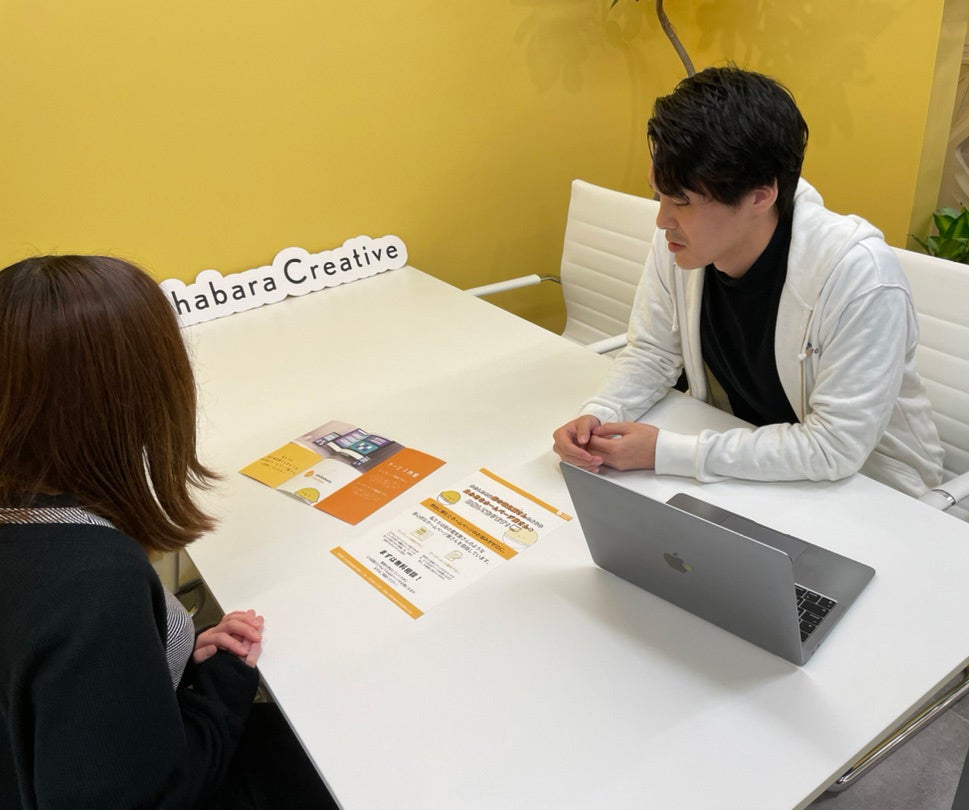 イメージカラーの黄色で統一された店内。難しいIT用語を使わないのがモットーです。