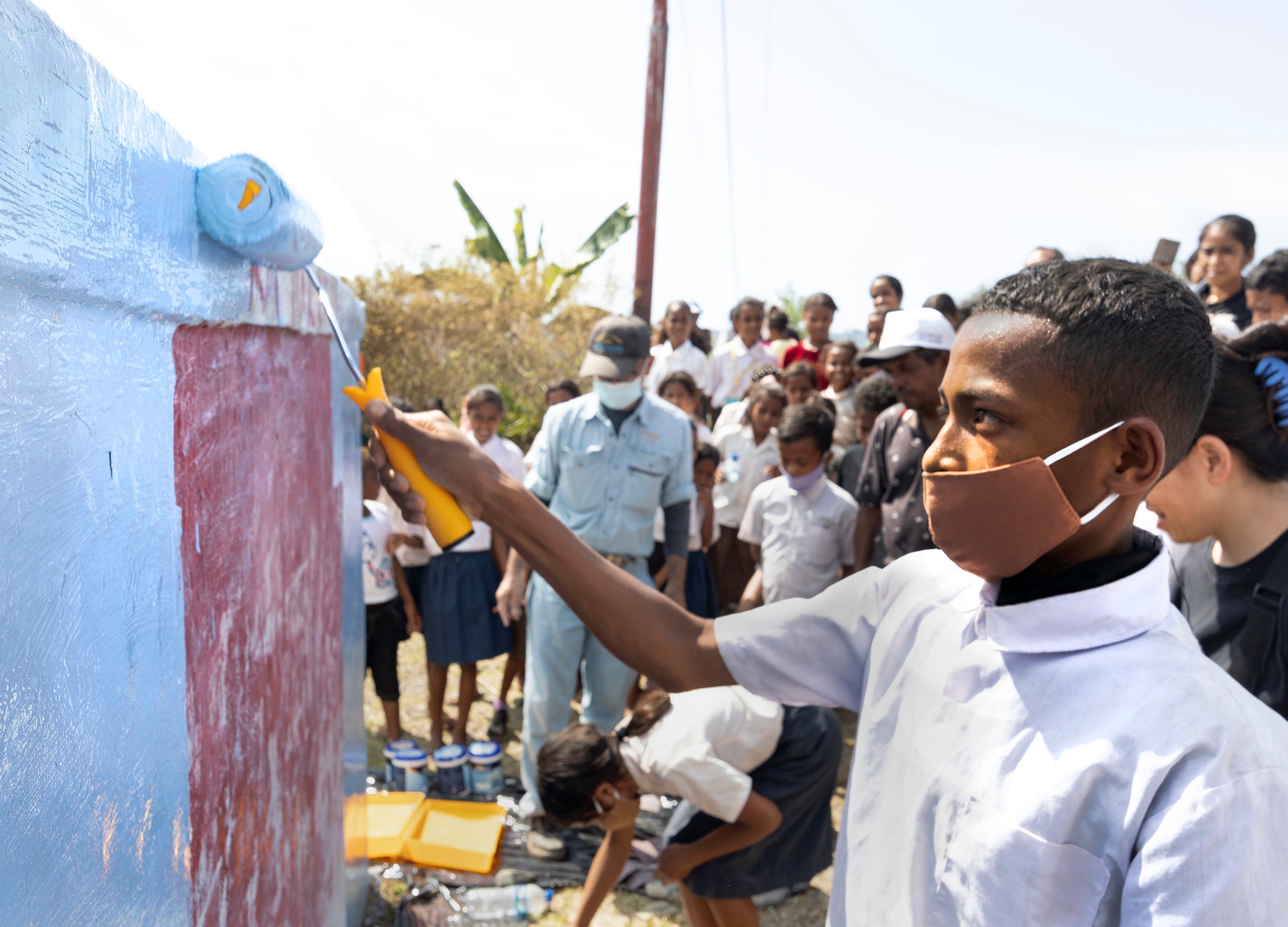 貯水タンクを補修する子供達
