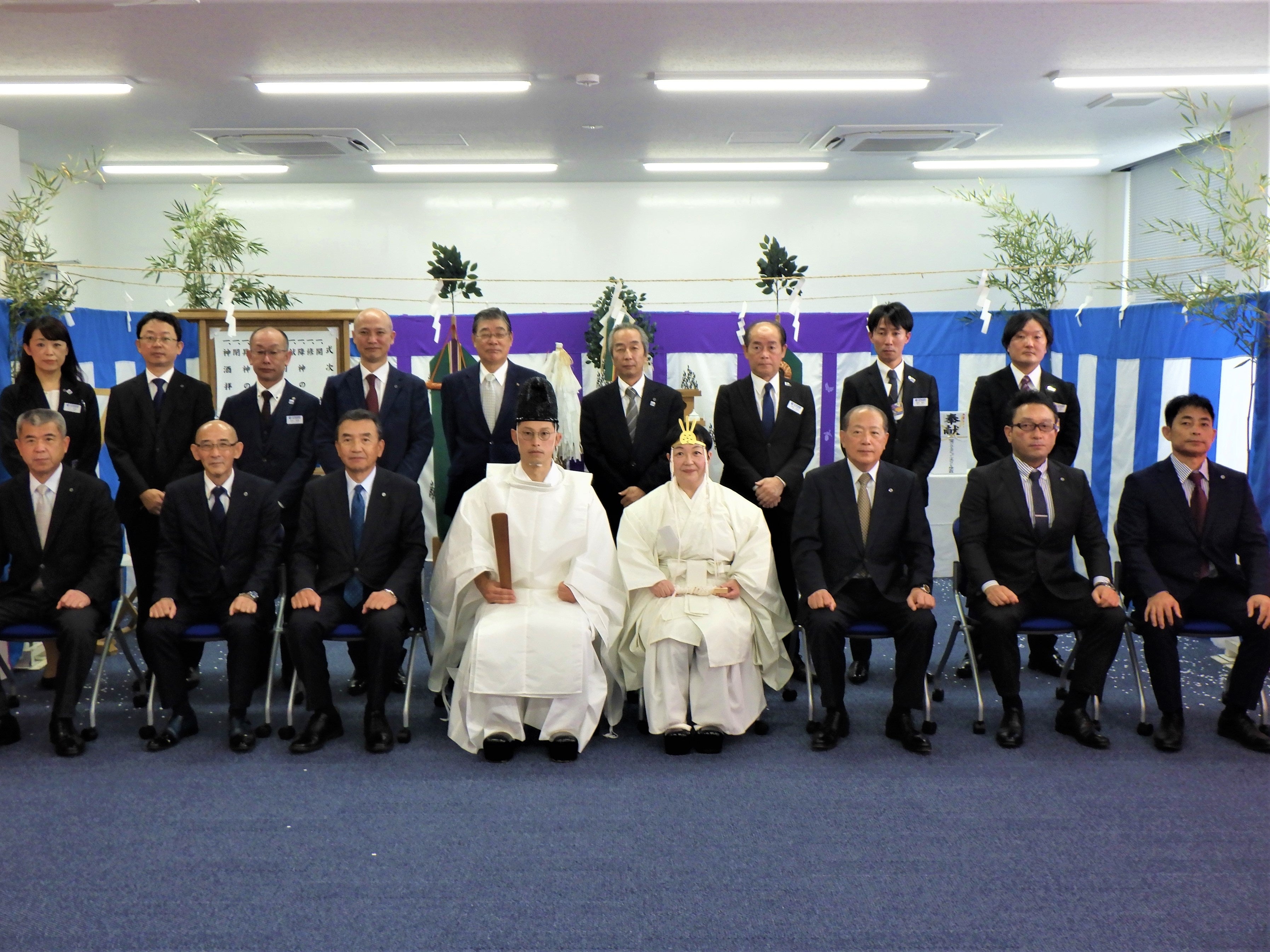 開所記念撮影：弊社代表取締役 長谷川 健司（前列右より３番目)はじめ 役員、中国営業所所長、中国営業所で勤務する社員、立ち上げに携わった関係者