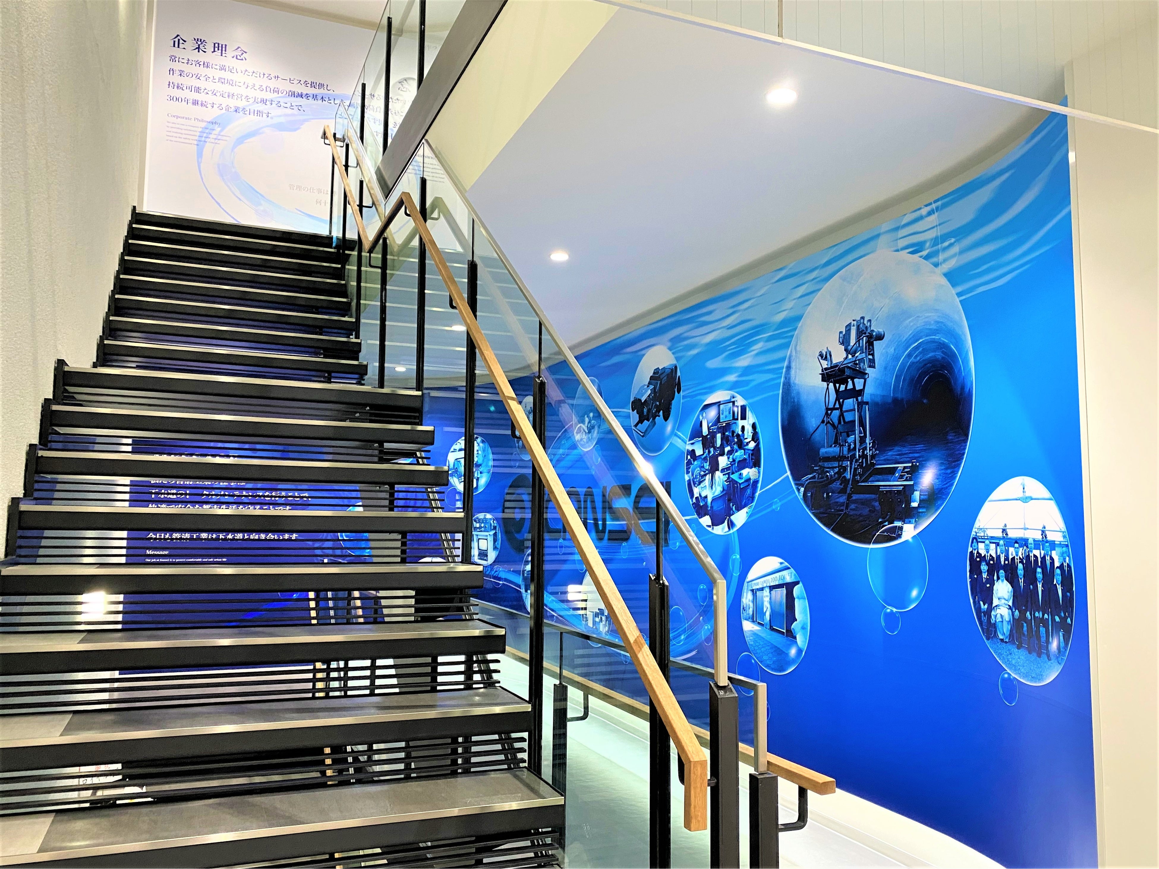 建物内壁デザイン（2F・3F）：弊社のヒストリーサイン