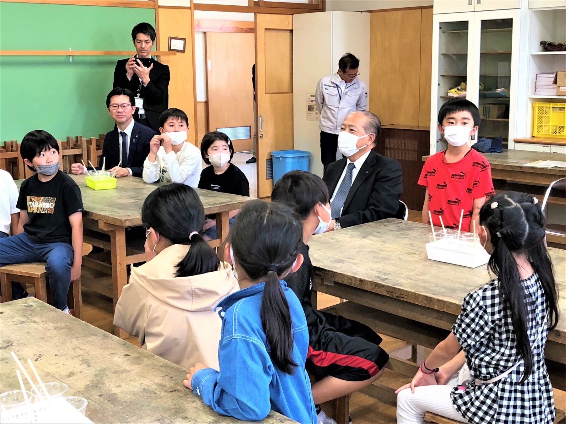 6月1日(木)午前 米子市立車尾(くずも)小学校の出前授業に参加した伊木市長(左)と当社代表取締役 長谷川(中央)
