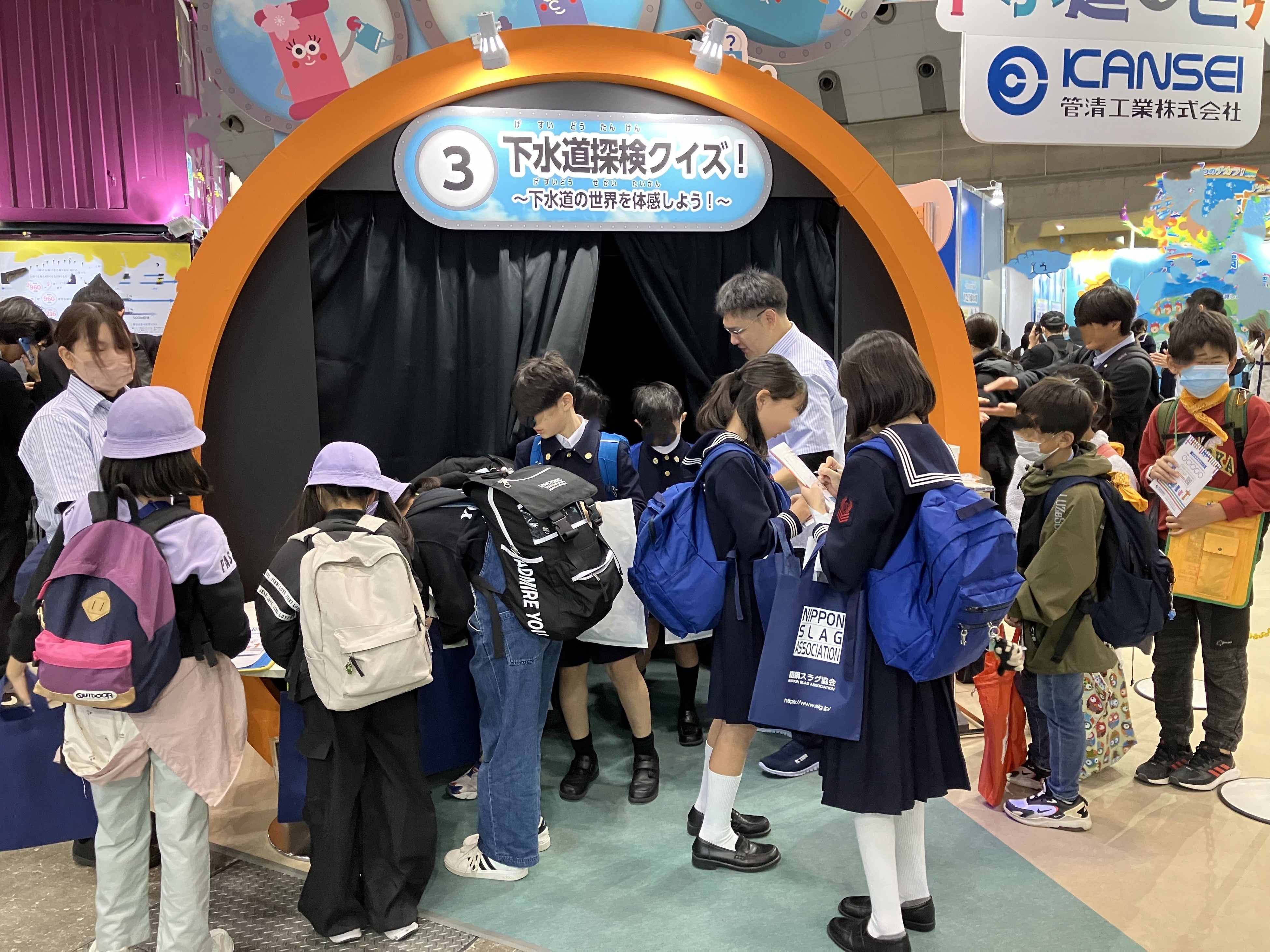 下水道管の壁面にクイズがある仕組み