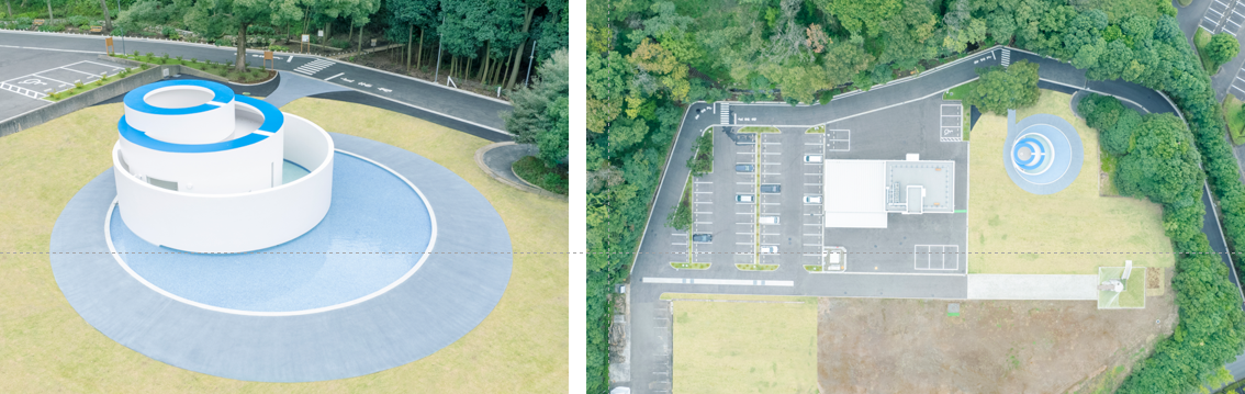 水まもりトイレ全観(屋根には当社ロゴ：Kマーク)      　　　 施設全観 ※今後三期工事を予定(写真中央より下のエリア)