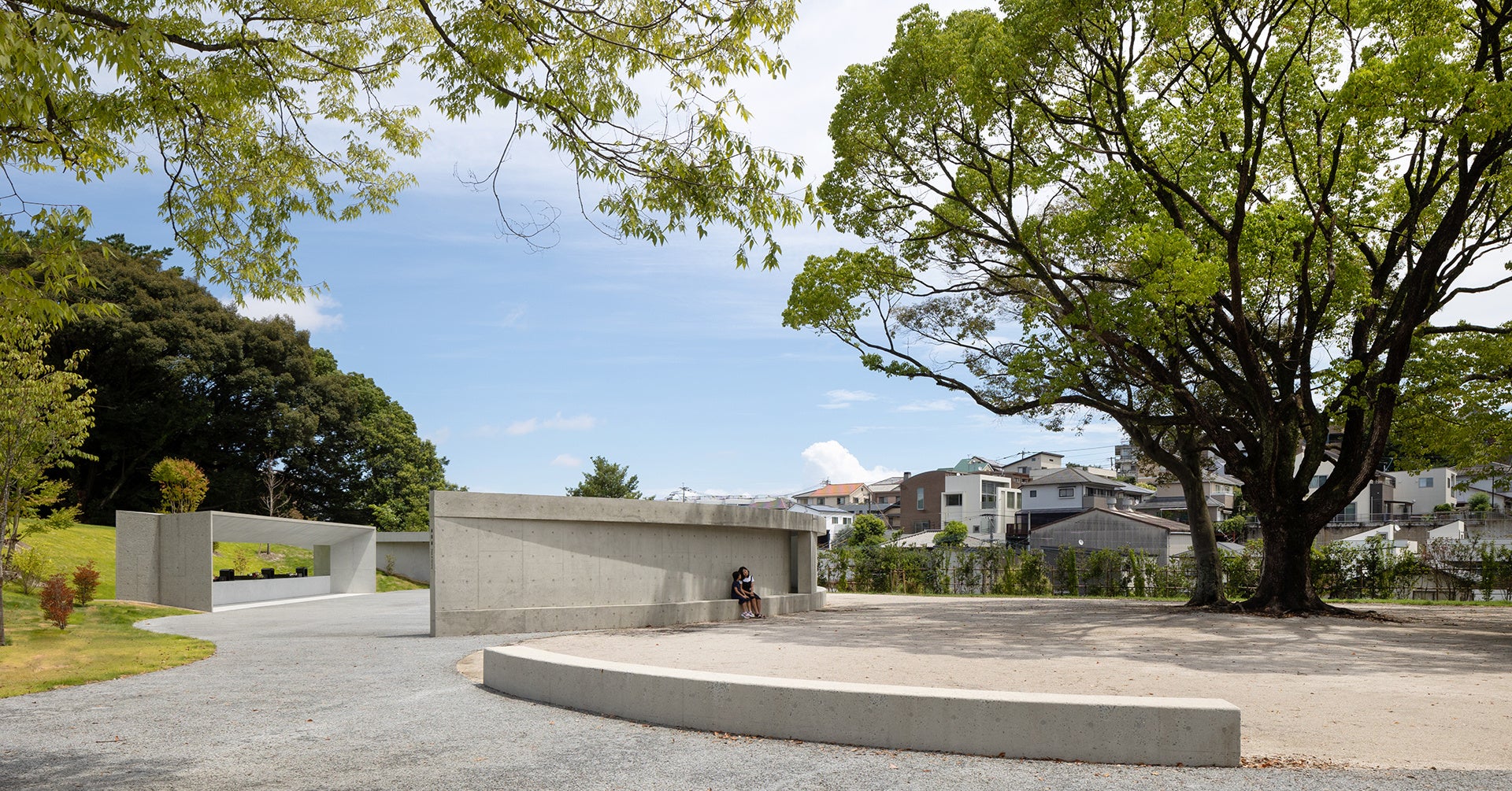 公園と墓所が背中合わせに共存する福岡市立平尾霊園合葬式墓所 ©︎KINO architects