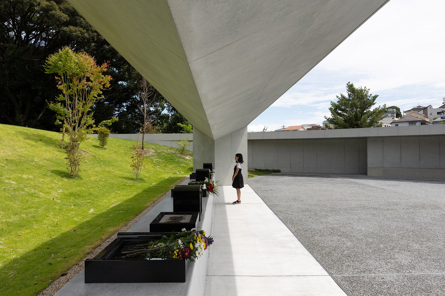 故人の眠る山に向かって参拝する幅14mの献花所. 山は四季折々表情を変える ©︎KINO architects