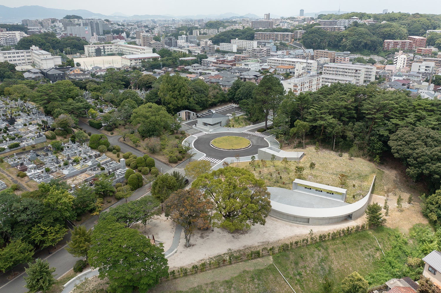 福岡市立平尾霊園合葬式墓所の航空写真 ©︎KINO architects