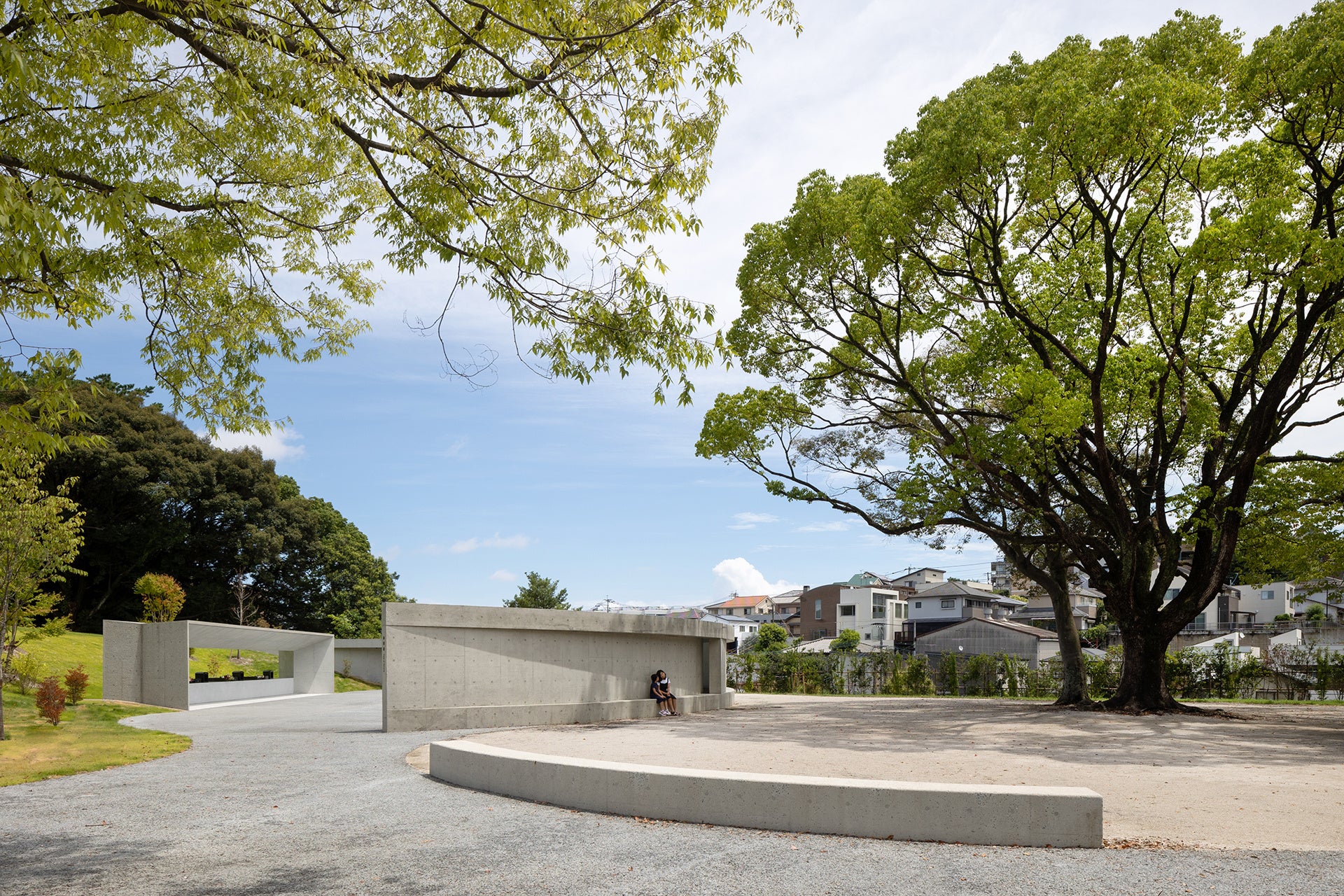 公園と墓所が背中合わせに共存する福岡市立平尾霊園合葬式墓所 ©︎KINO architects