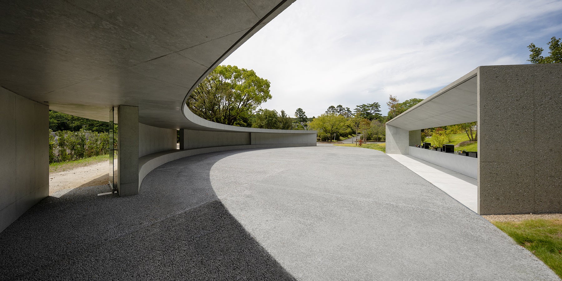 弧を描く壁に囲まれた参拝所は故人を偲ぶための場所となる ©︎KINO architects