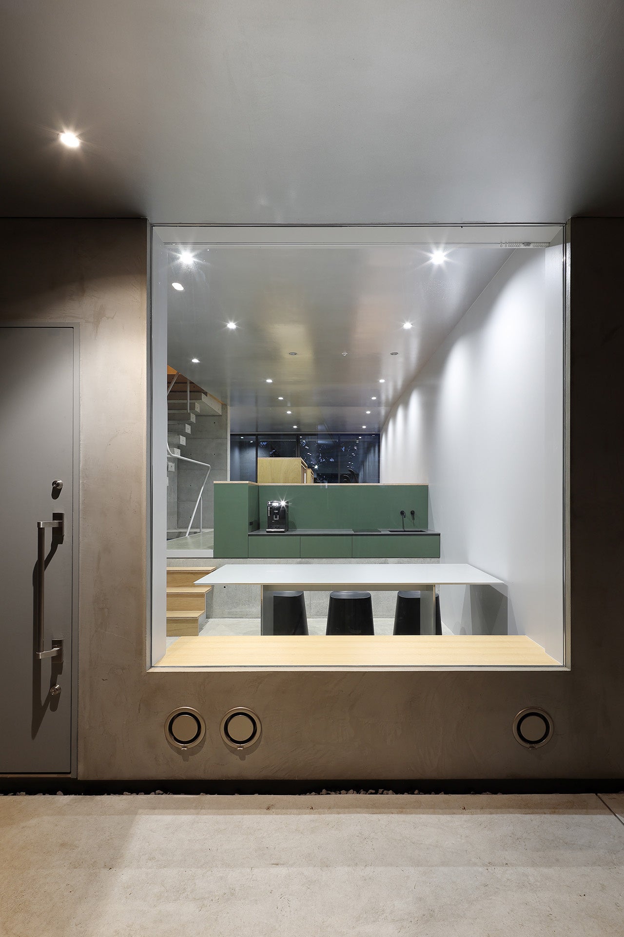 大きな庇の下で住民の往来が生まれる ©︎KINO architects