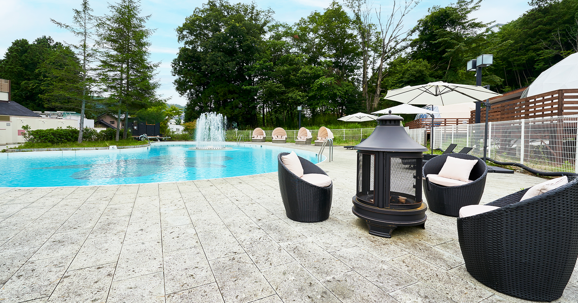 森に囲まれたプール。グランピングエリアに併設