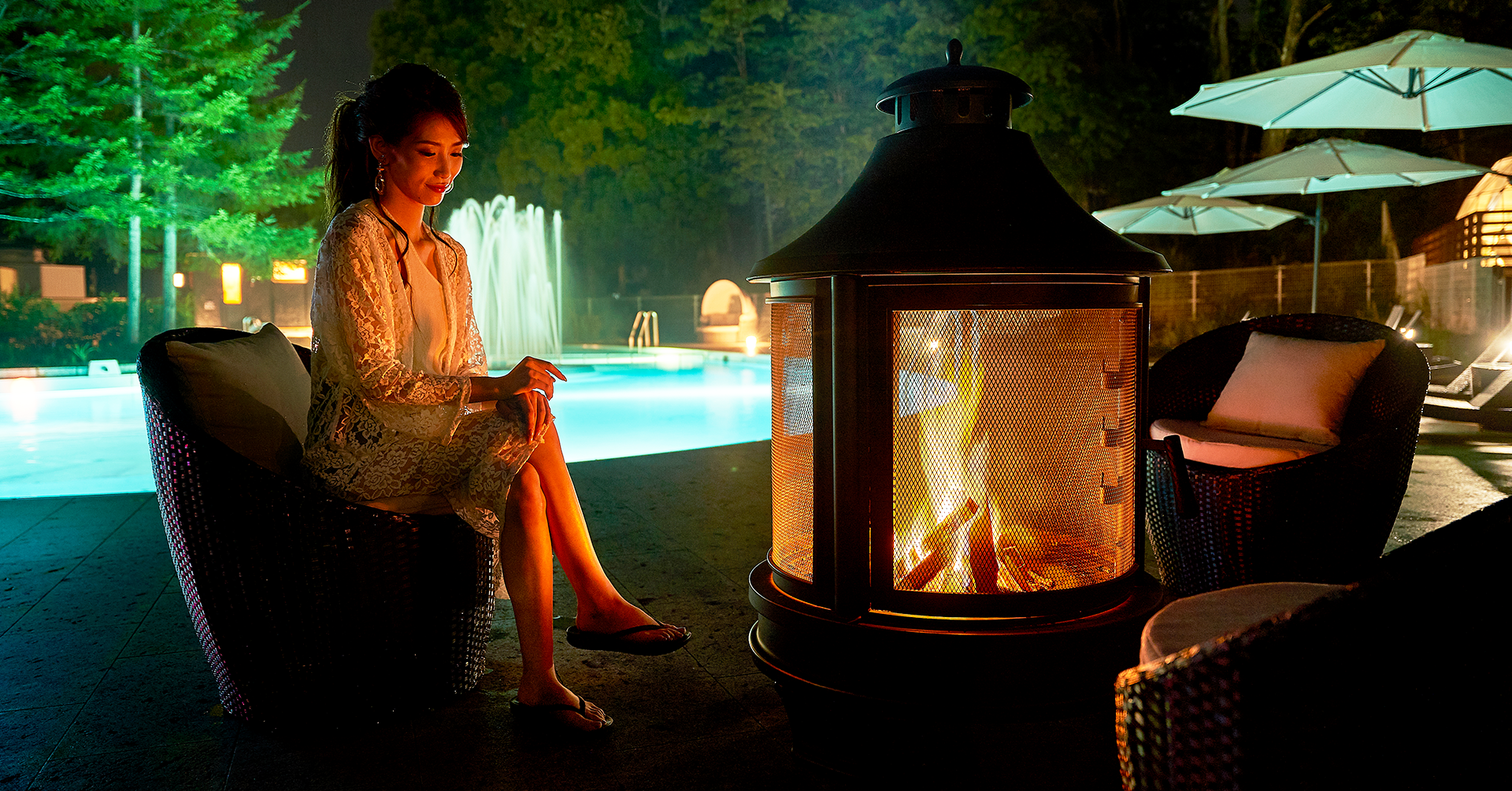 幻想的なイルミネーションに彩られたナイトプールバー