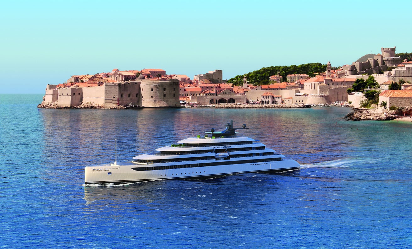 エメラルドクルーズのスーパーヨット「エメラルド・アズーラ」は100名のみの乗客をお迎えする