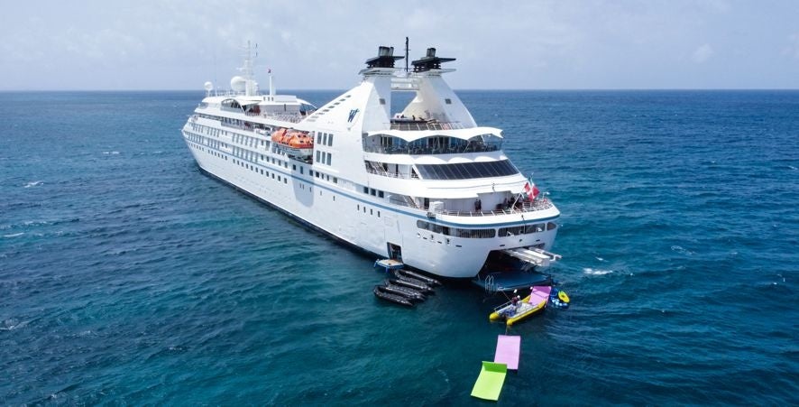 暖かな海では沖止めの際にウォータースポーツプラットフォームからマリンスポーツを楽しめる