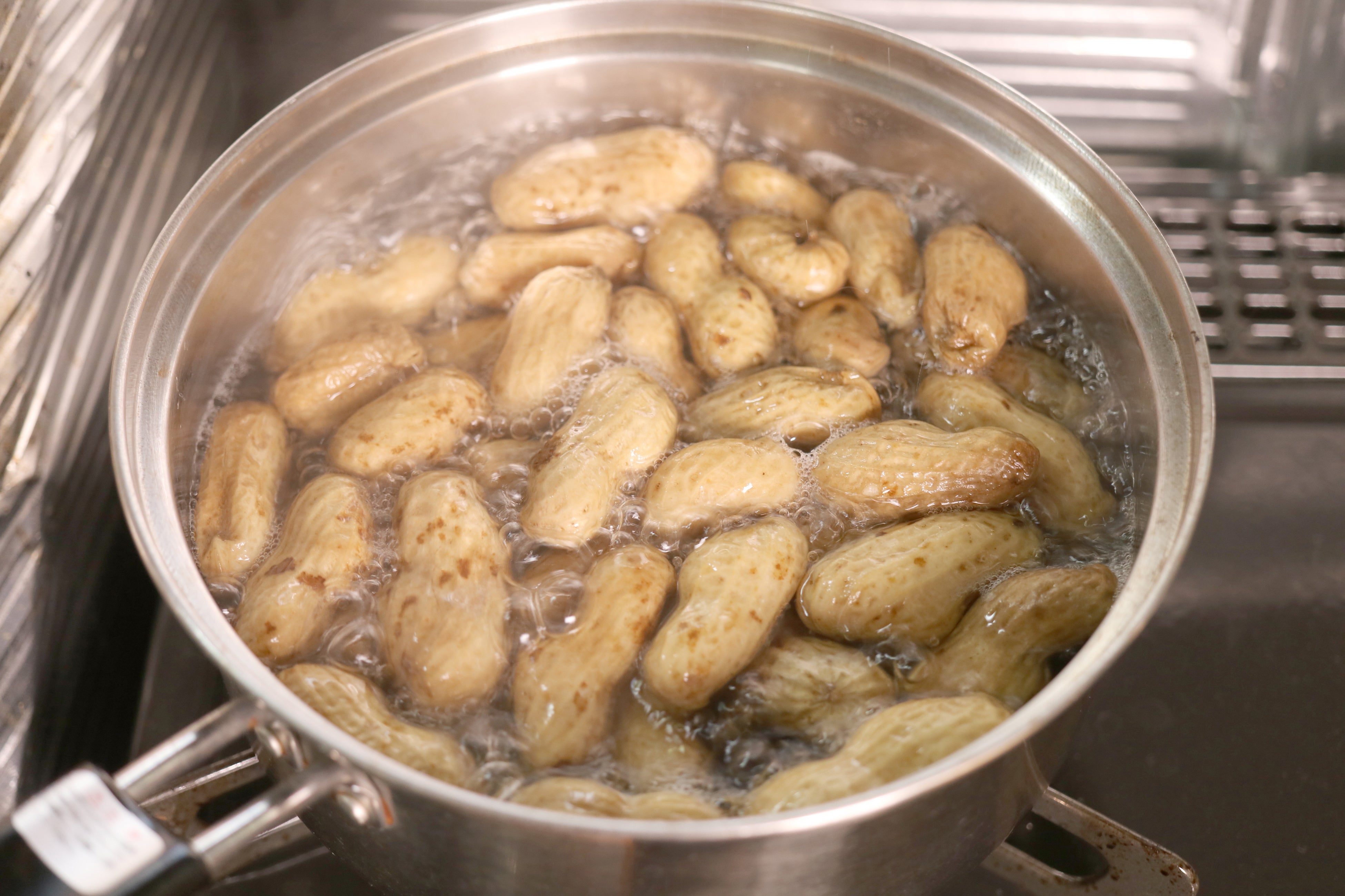 落花生をゆでる様子