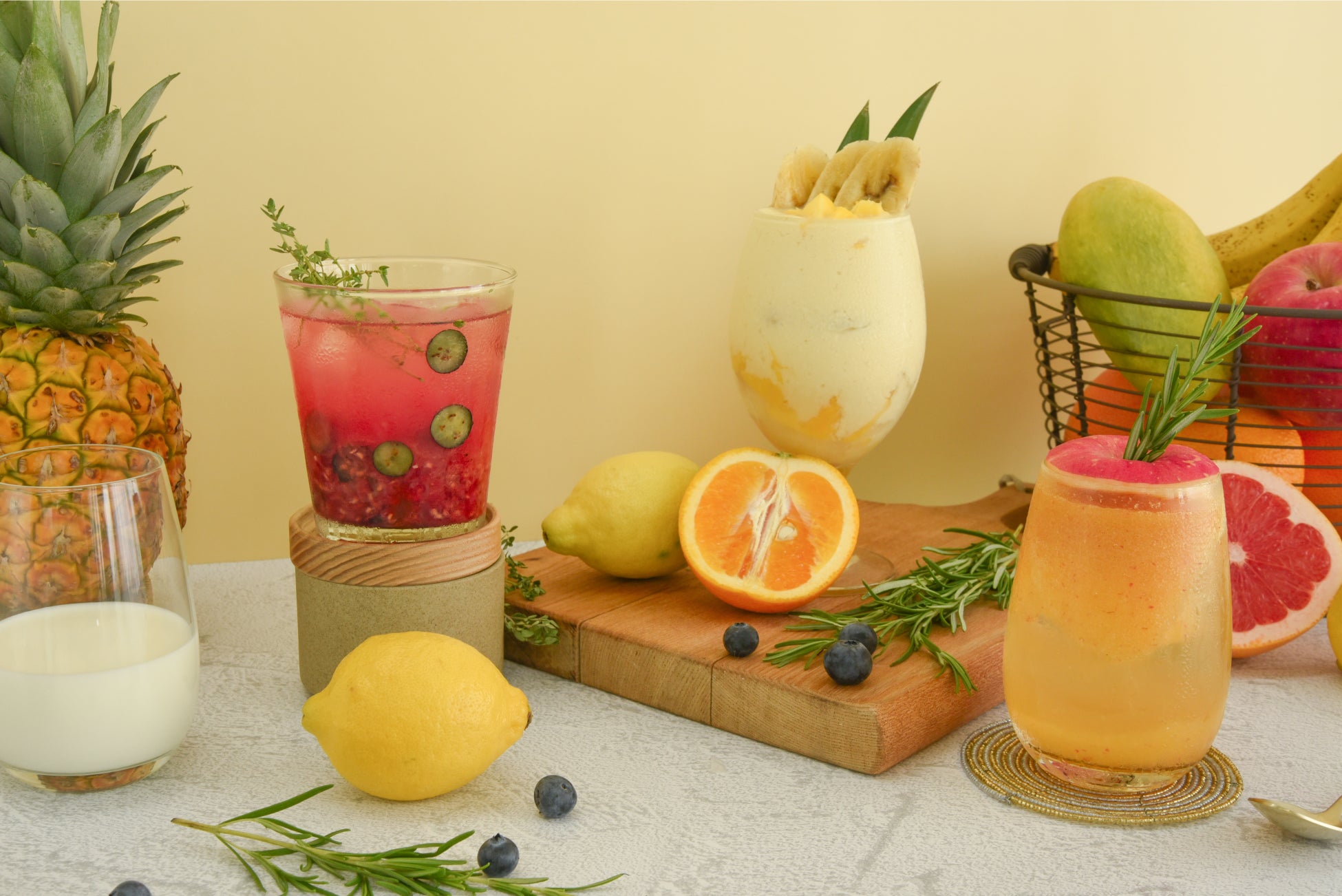 画像内 左:生搾りベリー&グレープフルーツジン  画像内 右:すりおろしアップルオレンジバーボン