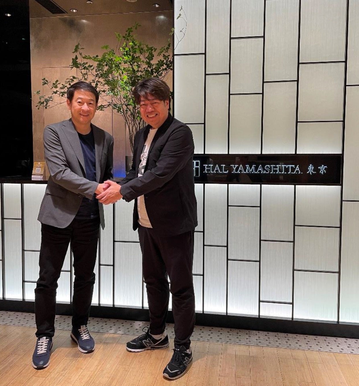 左 ；クロスコンパス 鈴木社長、右 ； シェフ 山下