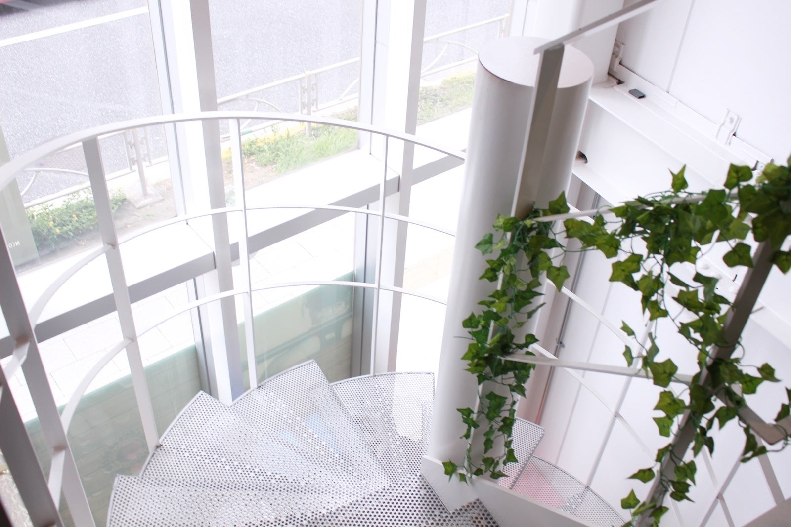 陽の当たる吹き抜け空間