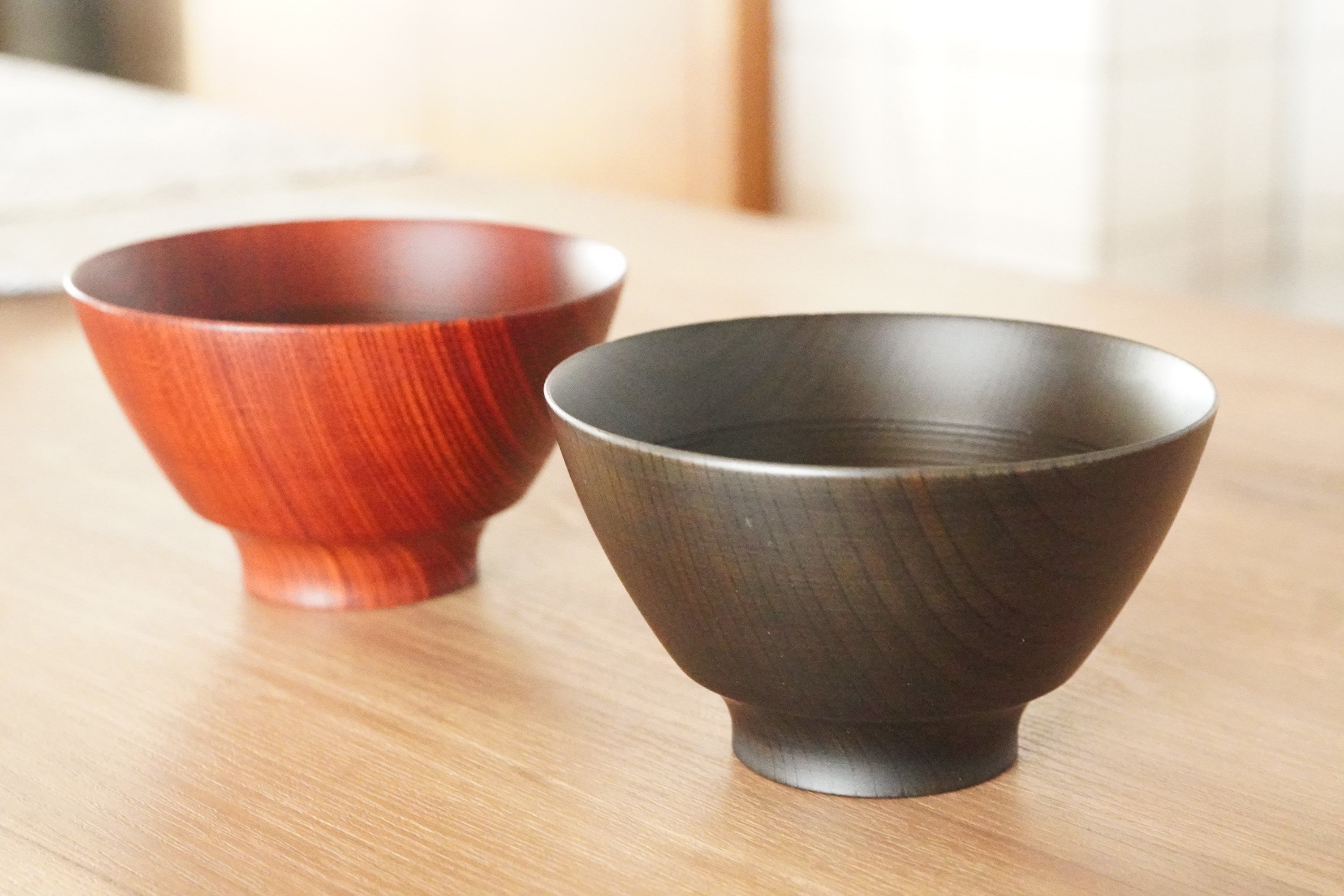 色は黒、赤の二色展開