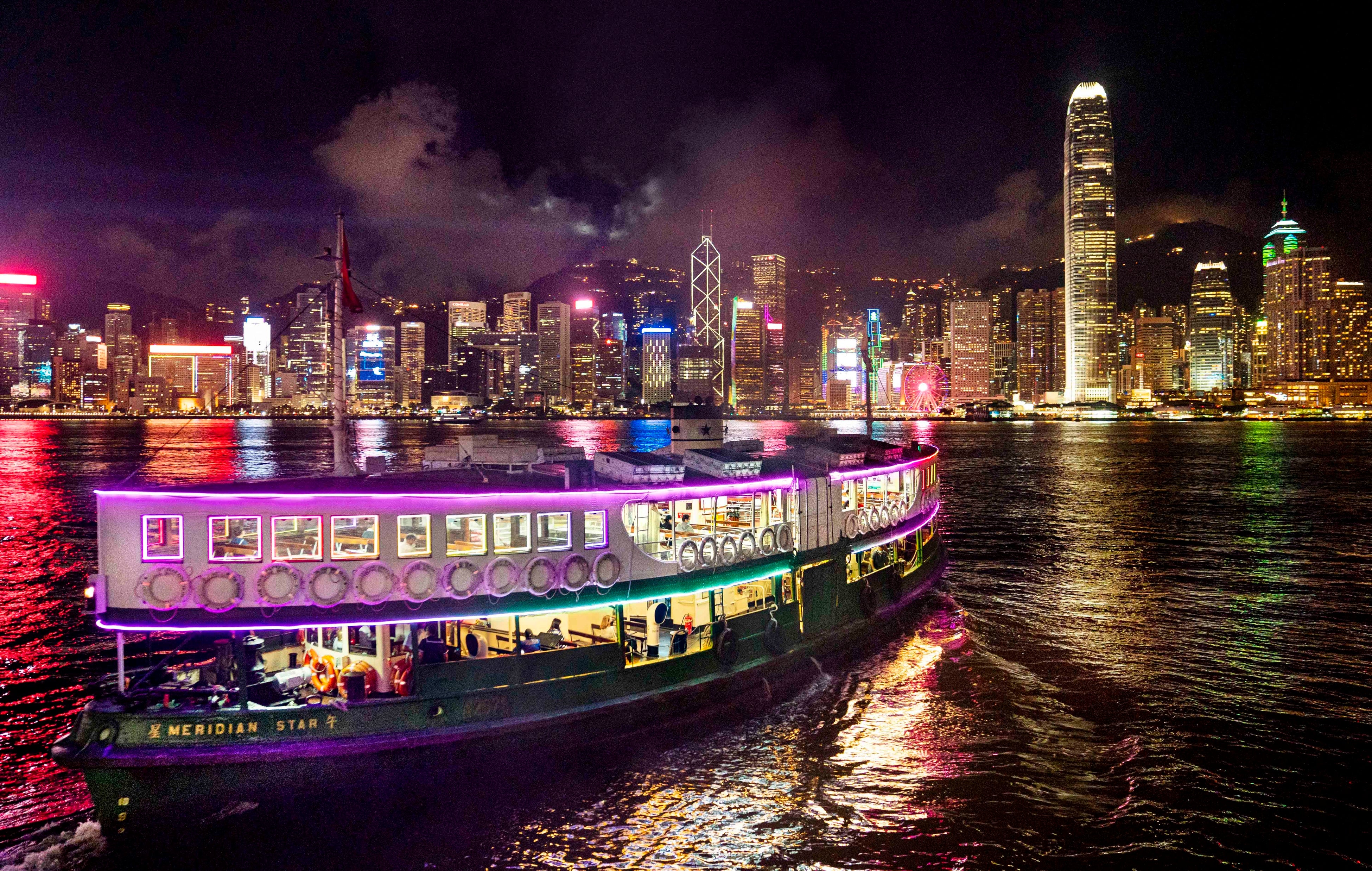 スターフェリー船上からのムービングライト