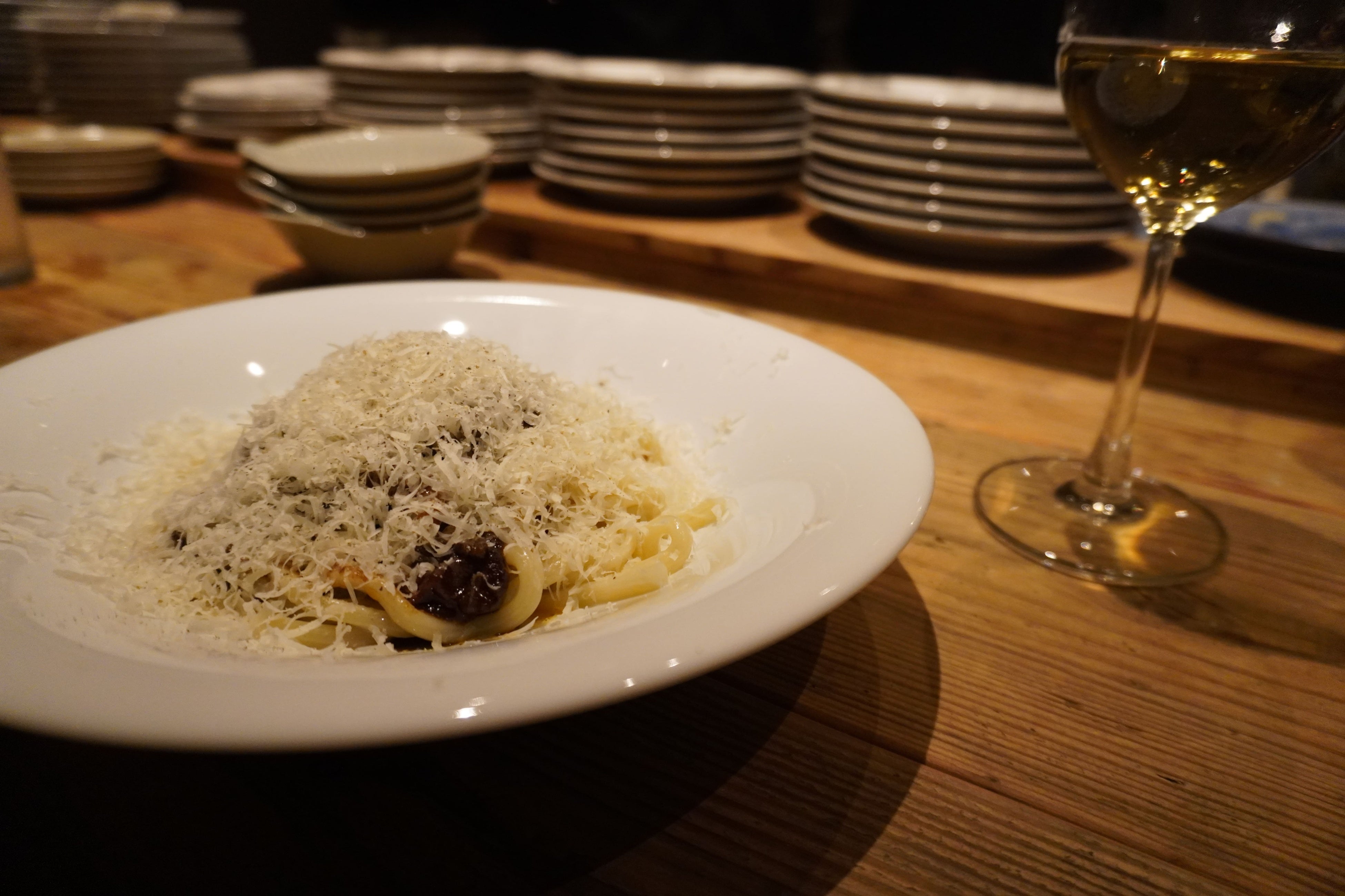 黒毛和牛100％の1週間煮込んだ至極のボロネーゼ：深いコクと味わいを感じられる薪火肉のソースとたっぷりのチーズ、もちもち太麺を絡めて食べるボロネーゼ。