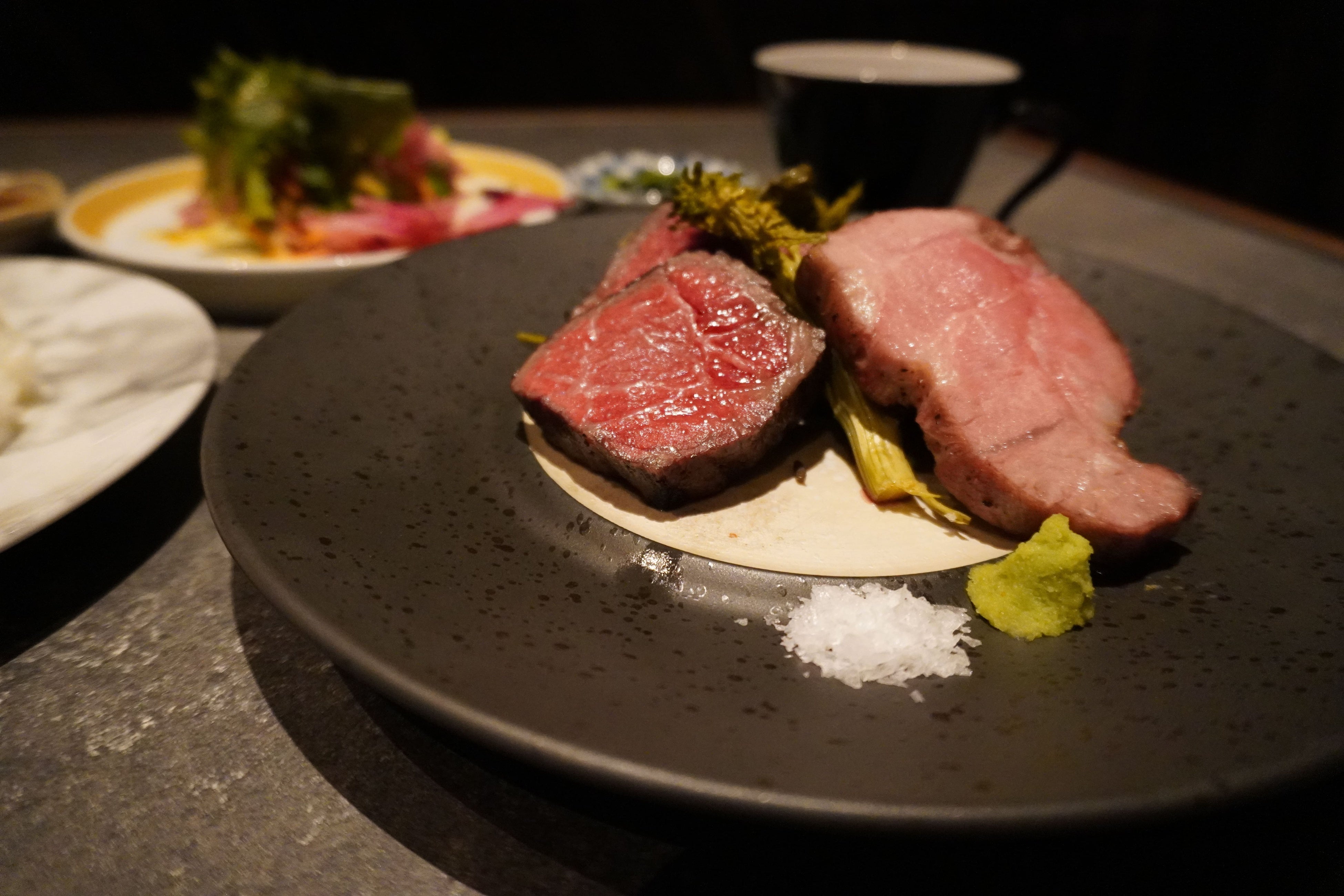 選べるかまど焼 2種類：薪の炎で香ばしく仕上げた旨みたっぷりの薪焼き肉。肉の種類は、牛・豚・鶏・ラム・猪・鹿・鴨から2種類選択可能。