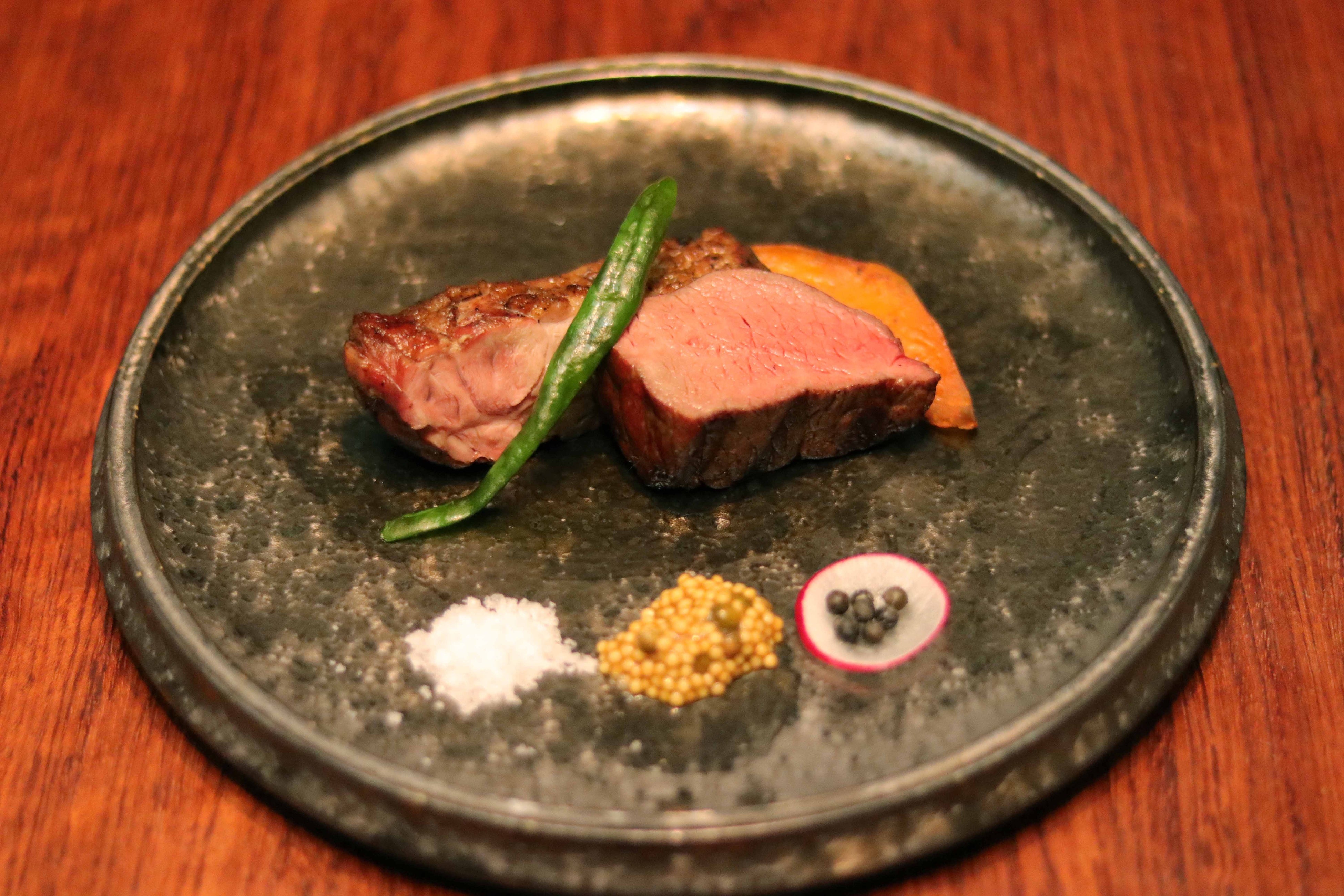 選べる原始かまど焼 1種類：薪の炎で香ばしく仕上げた旨みたっぷりの薪焼き肉。肉の種類は、牛・豚・鶏・ラム・猪・鹿・鴨から１種類選択可能。